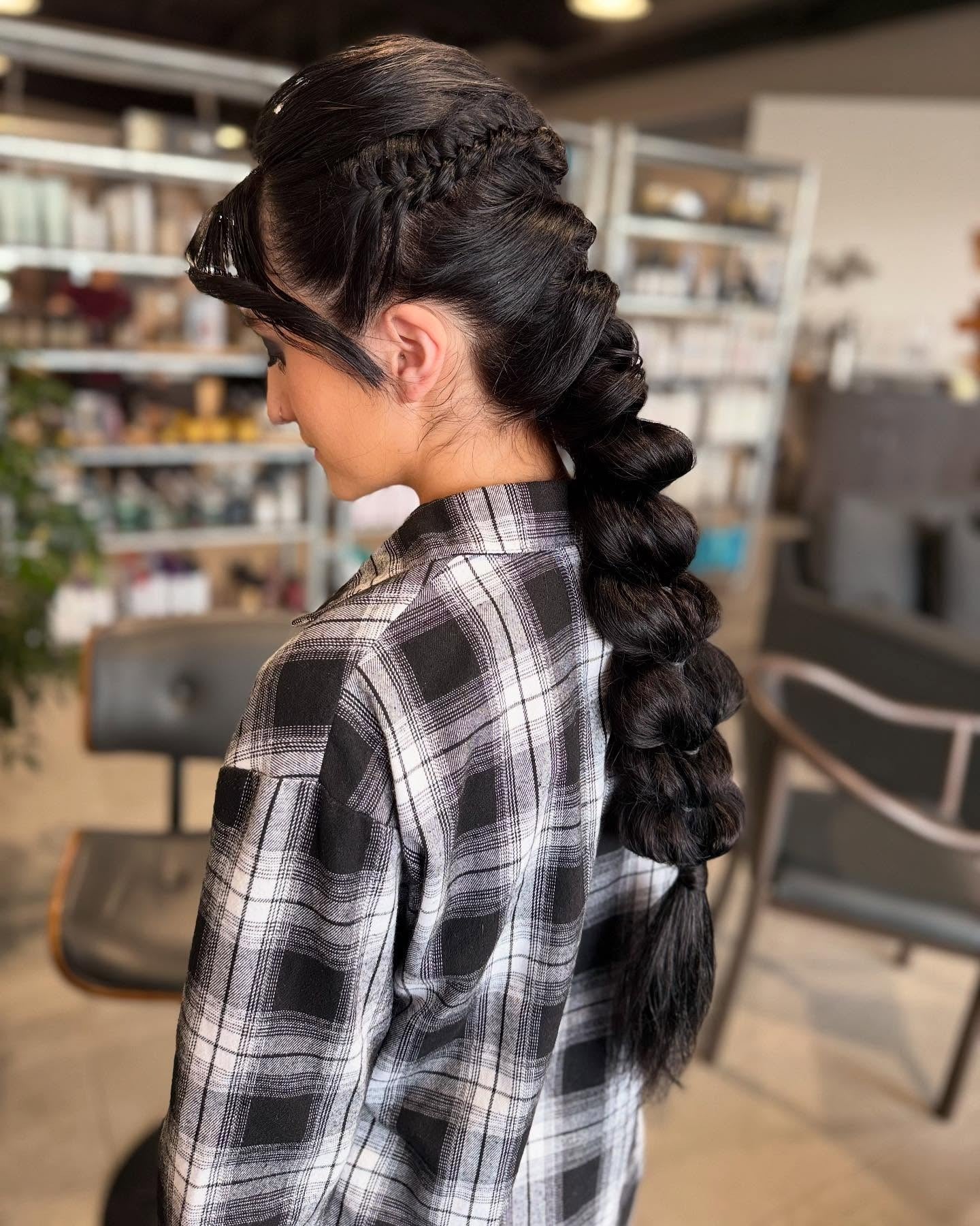 7. geflochtenes Fauxhawk mit tiefen Ebenholz Glanz (Prom -Frisuren)