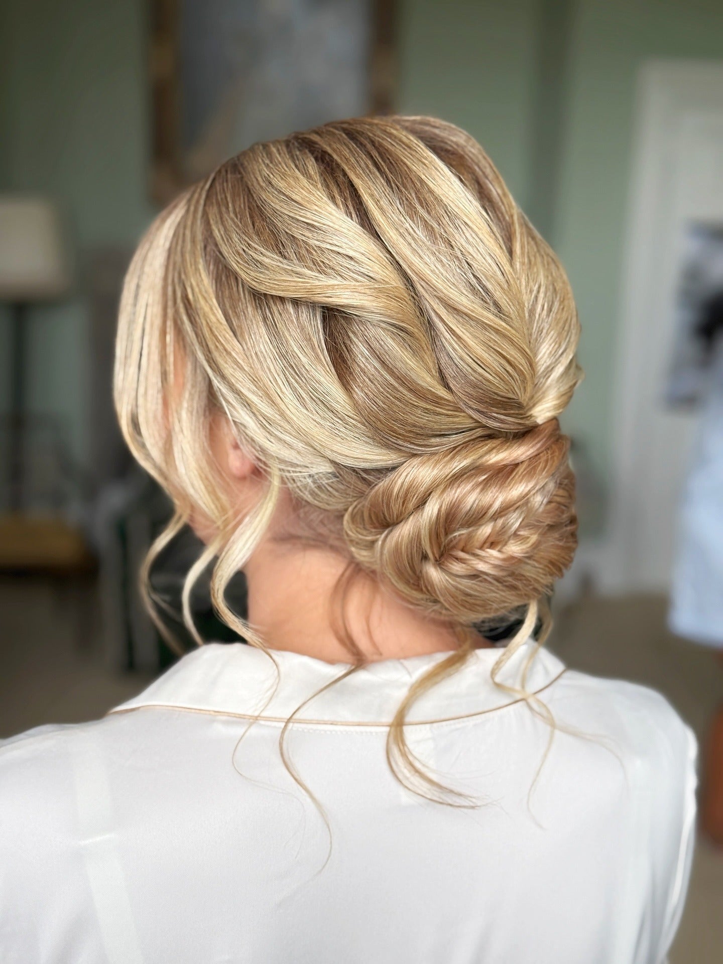 7. geflochtenes niedriges Brötchen mit goldenem blonden Dimension (Brötchen Frisuren)