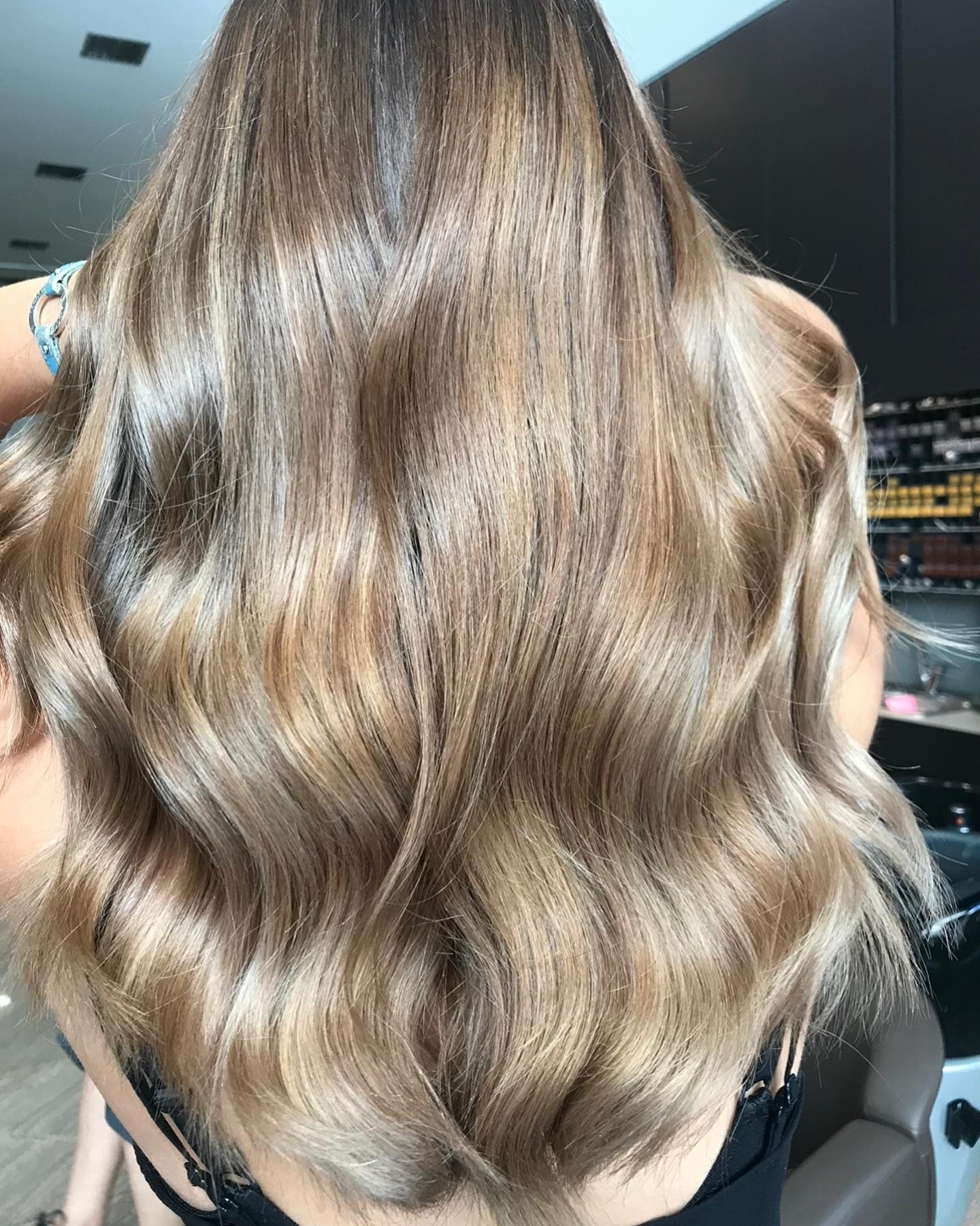 7. Helles Sandblond mit weichem Glam Finish (sandblonde Haarfarbe)