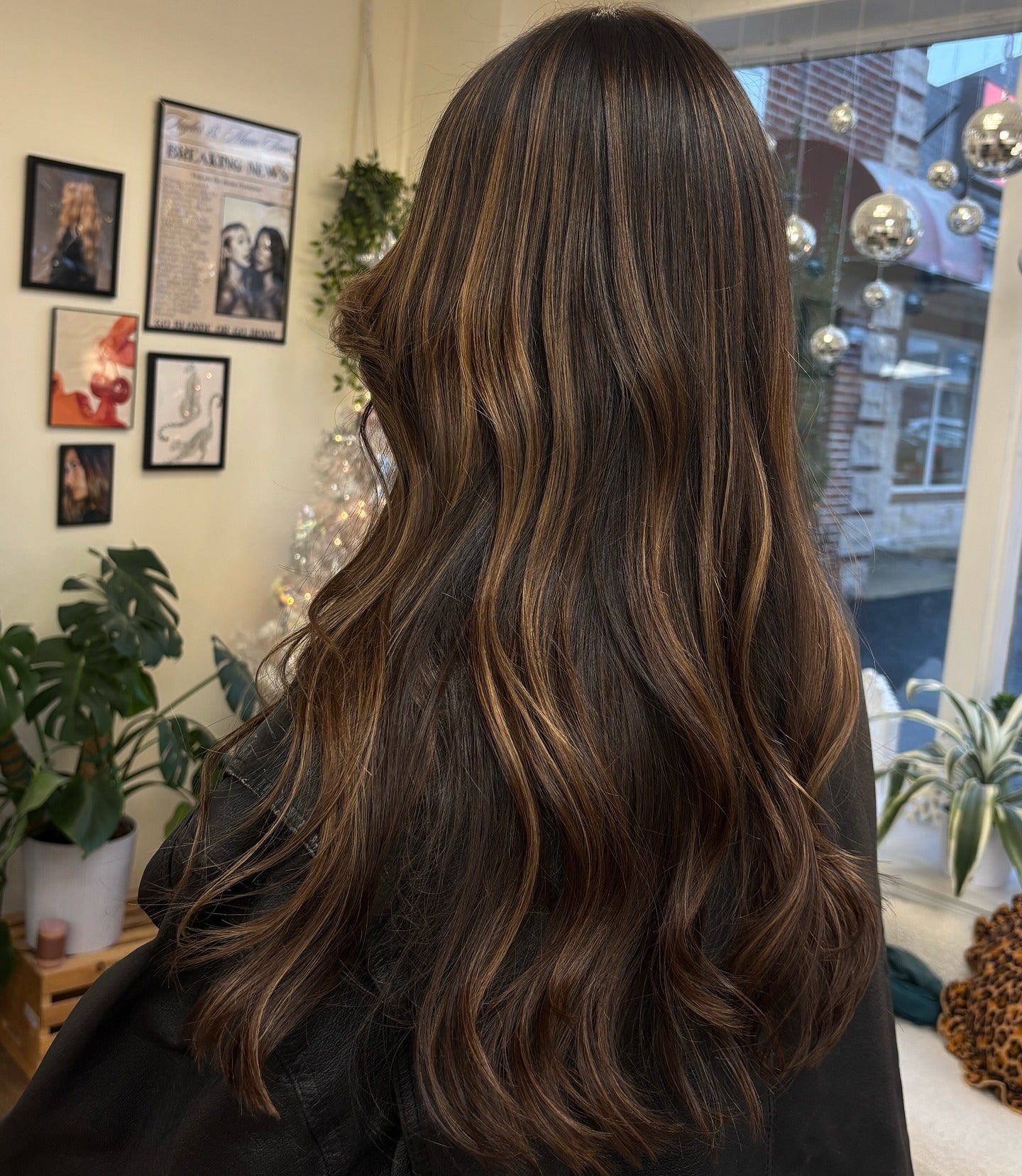 7. Brünette mit goldenen Highlights (Brünette Haarfarbe)