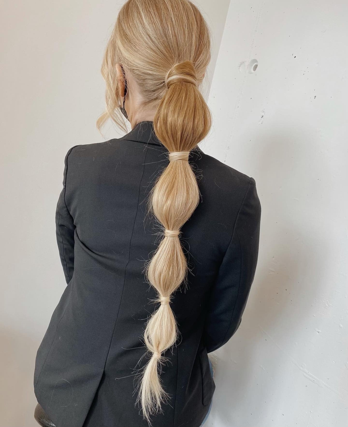 7. Blasenponytail mit polierten Wraps (Frühlingsfrisuren)
