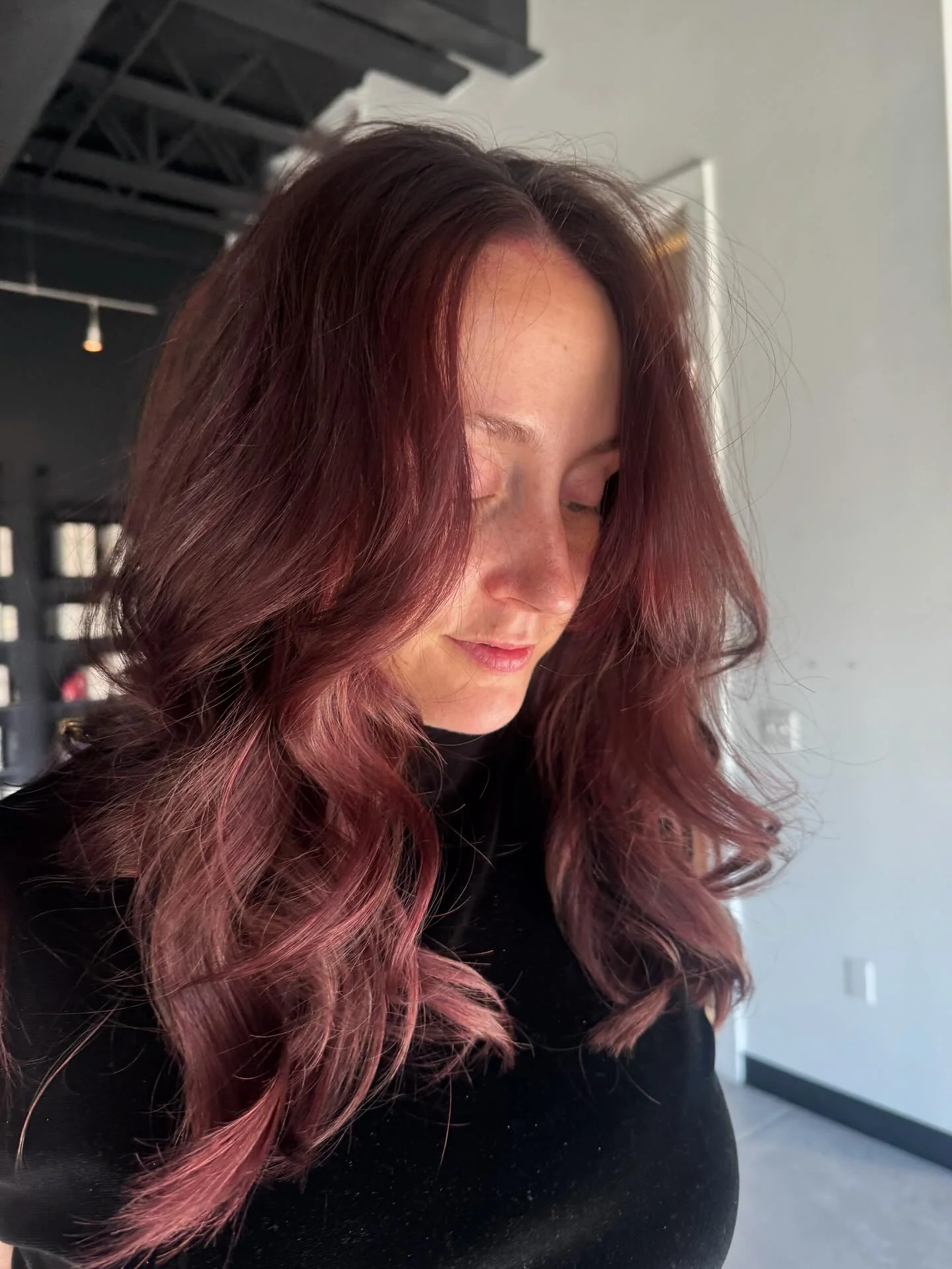 7. Burgunderfarbene Vorhangschichten (dunkle burgunderrote Haarfarbe)