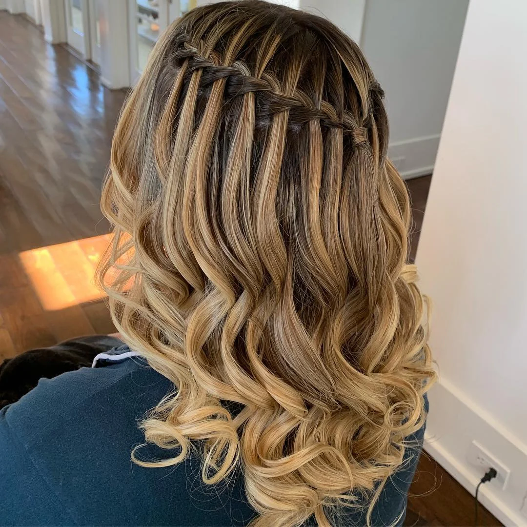 7. Karamellband-Wasserfallwellen (Wasserfall-Zopffrisuren)