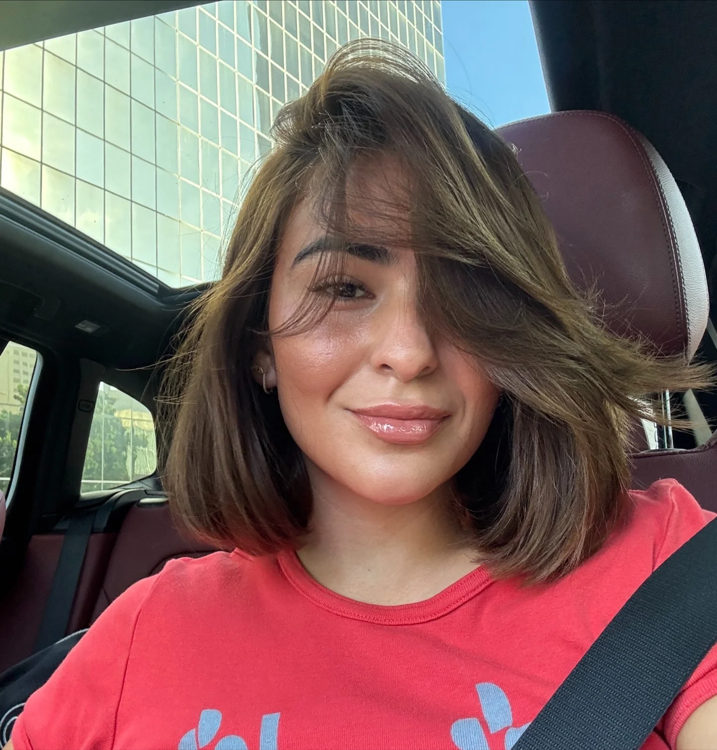 7. Kastanienbrauner klassischer Bob mit Volumen (unordentlicher Haarschnitt für Frauen)