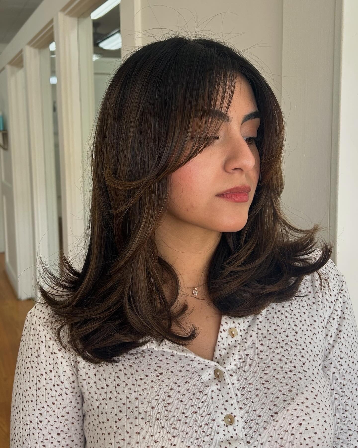 7. Kastanienschichten mit wispy Vorhang Pony (kurze Haare mit Schichten)