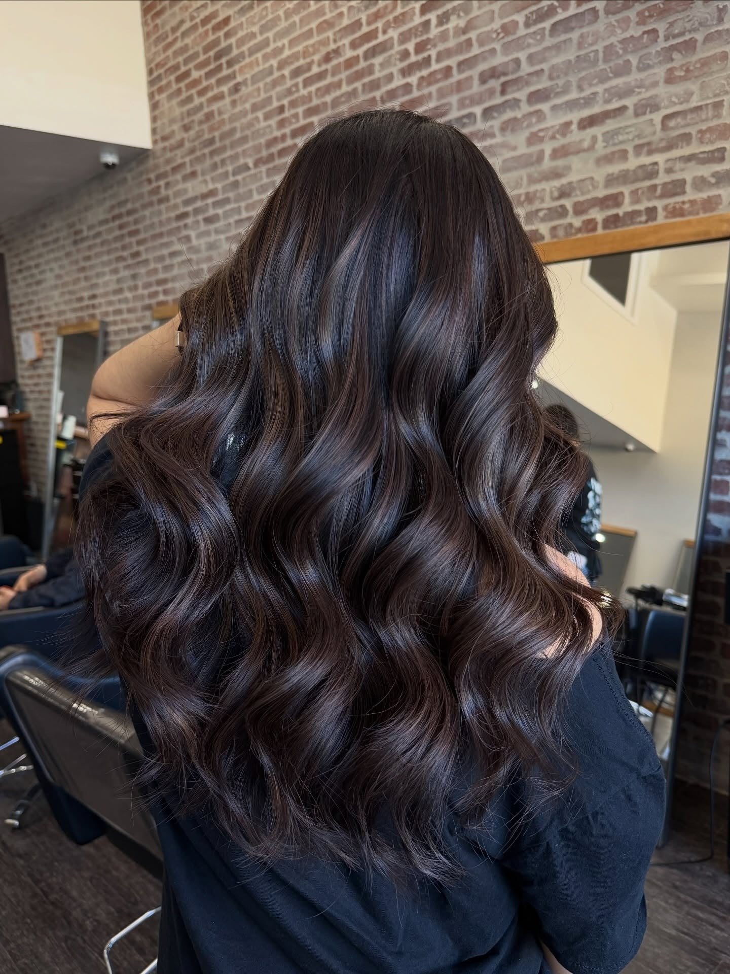 7. Schokoladenbraune Schichten mit lebendigen Highlights (schokoladenbraunes Haar mit Highlights)