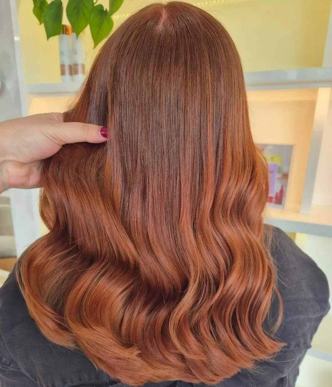 7. Cinnamon Copper Melt mit klassischen lockeren Wellen (Ingwer-Haarfarbe)