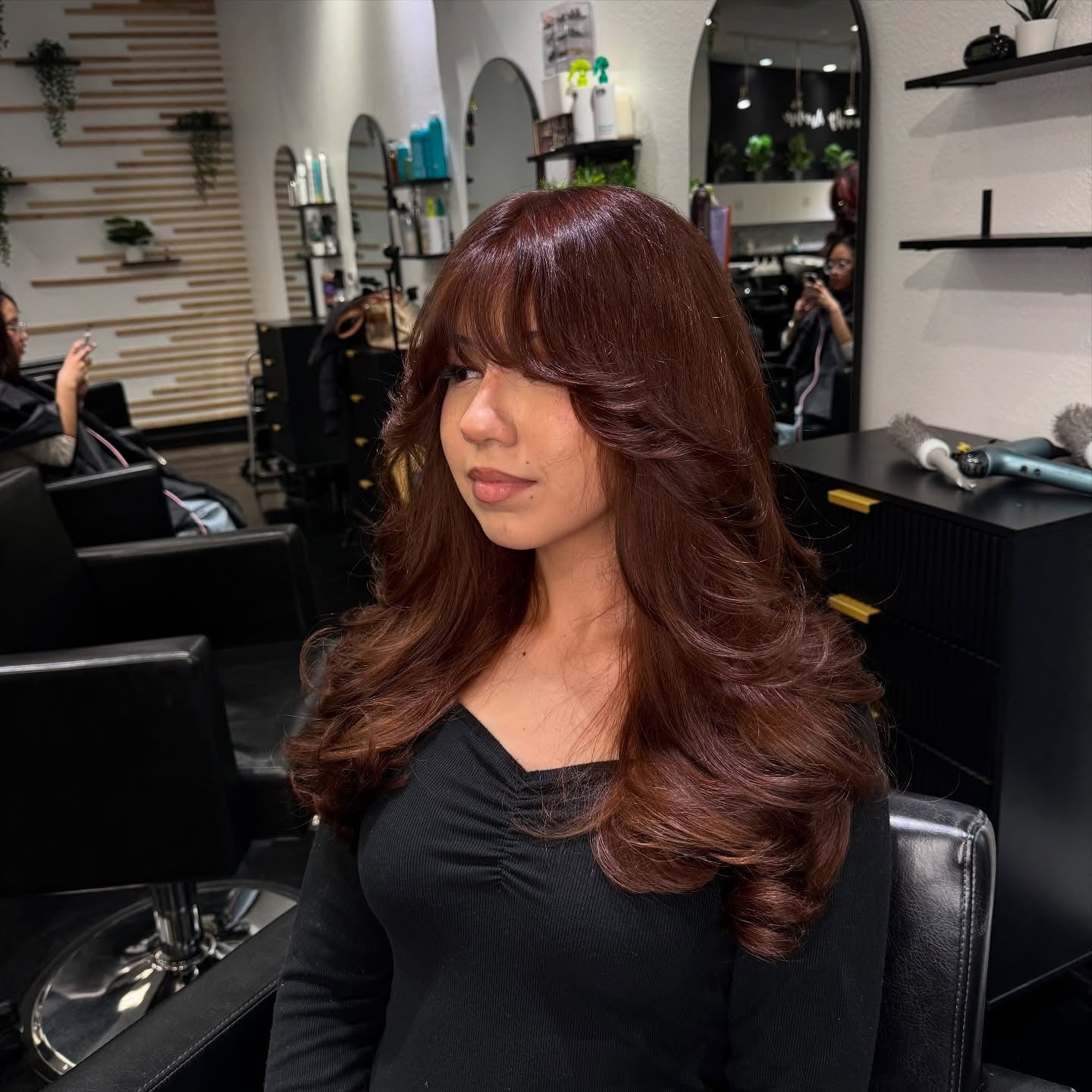 7. Zimtrote Schichten mit vollen Pony (lang geschichtete Frisuren mit Pony)