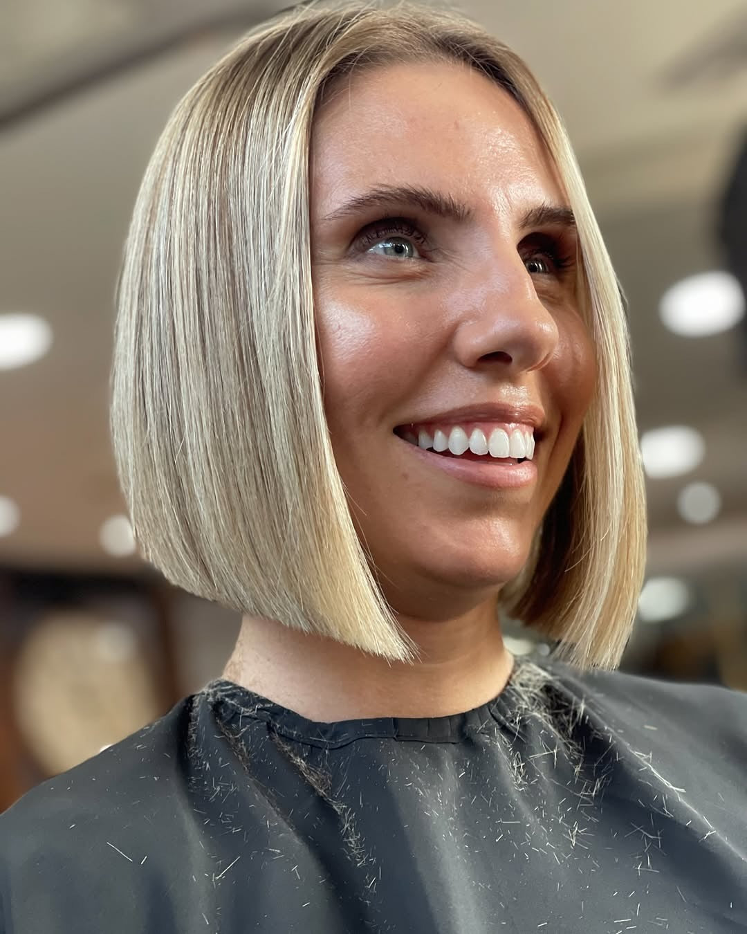 7. Klassiker abgewinkelter Bob mit geschichteten Enden (abgewinkelte Bob -Frisuren)