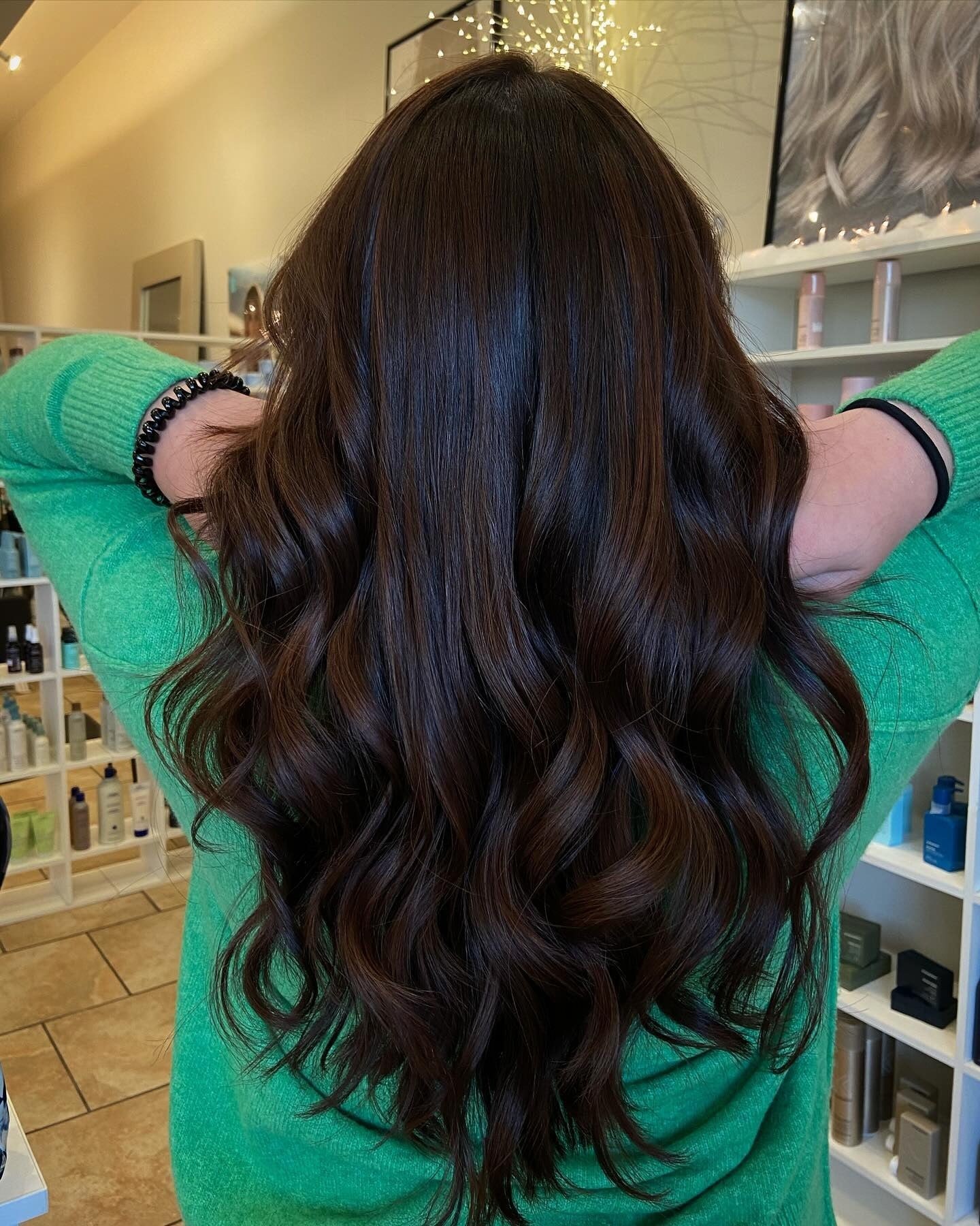 7. Klassische Locken mit reichem Trüffelbraun (schokoladenbraune Haarfarbe)