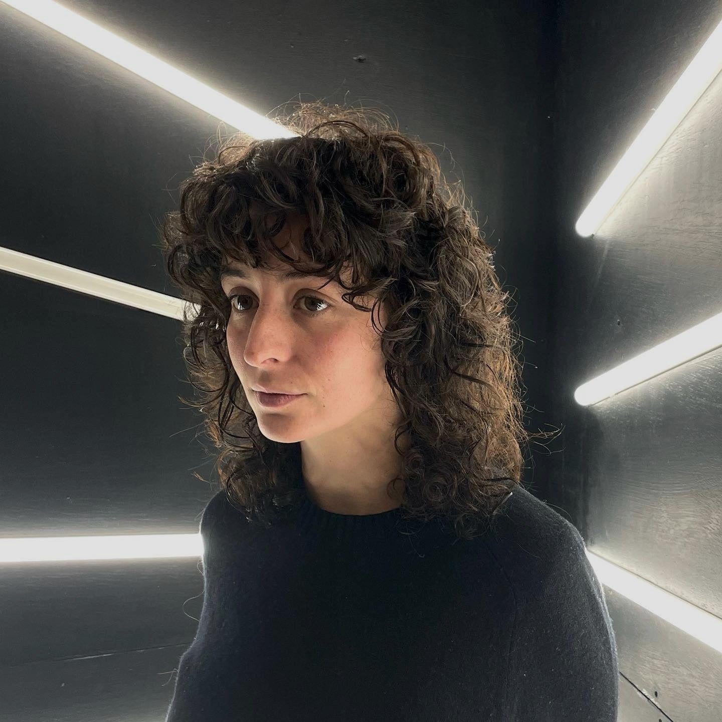 7. Klassischer lockiger Wolf geschnitten mit subtiler Kante (Curly Wolf Haircut)