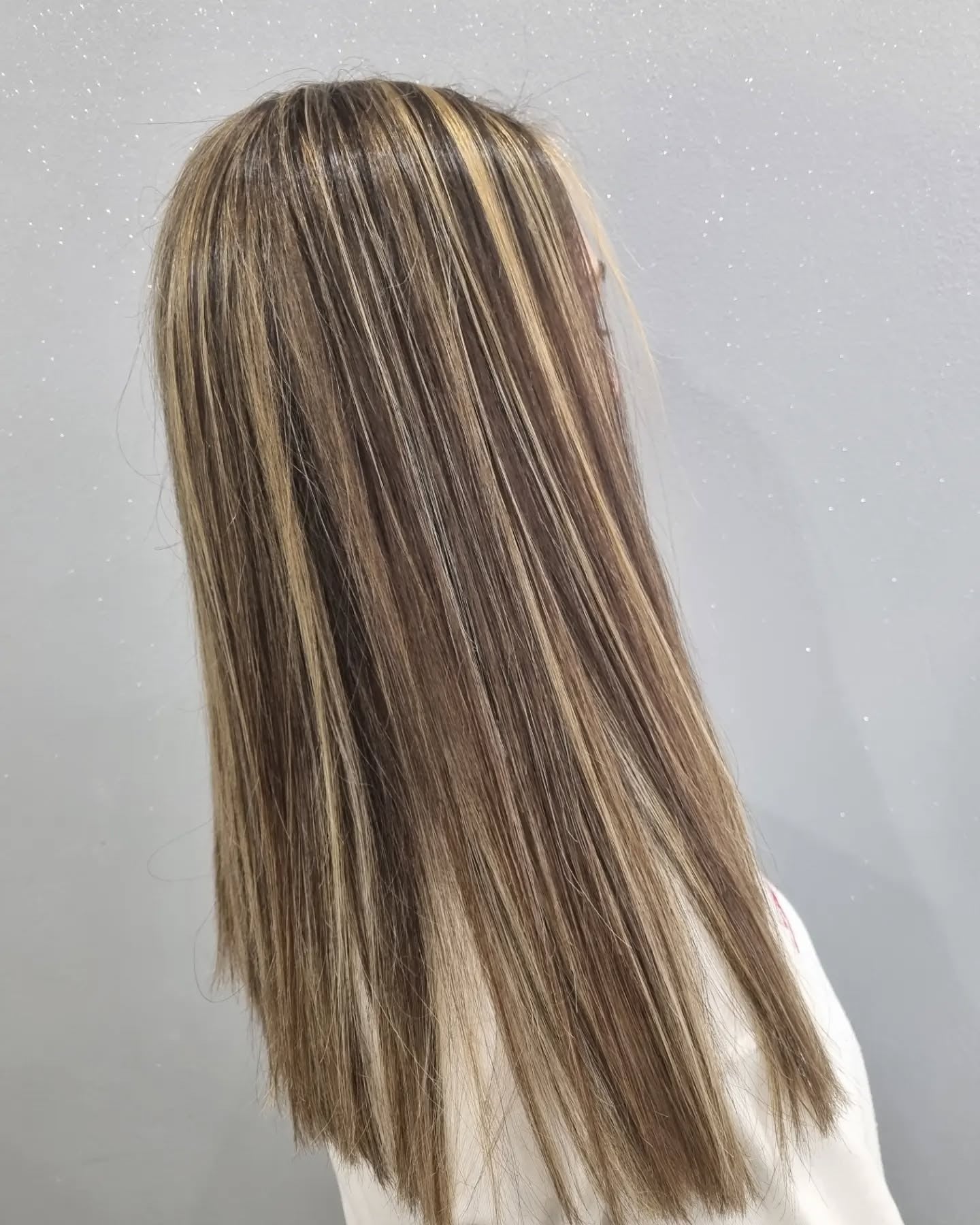 7. Cool beige Highlights auf langen geraden Schichten (hebt Haarfarbe hervor)