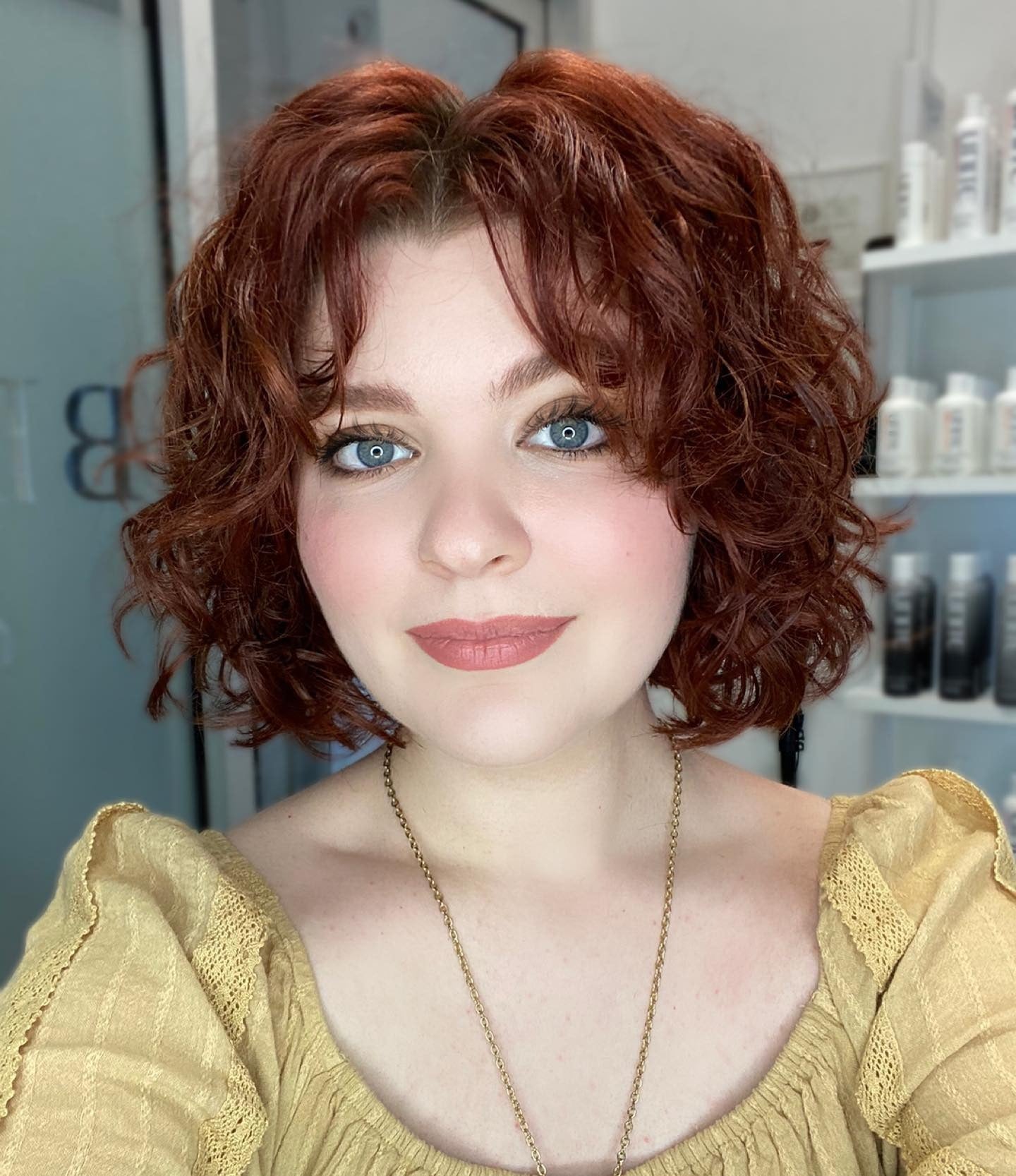 7. Cropped Curly Bob mit abgehacktem Rand (kurze lockige Frisuren)