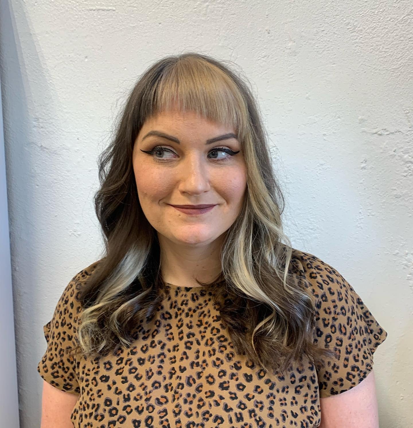 7. Kräuselte Schichten mit mittlerer Länge mit zweifarbigen asymmetrischen Fransen (asymmetrische Pony Frisuren)