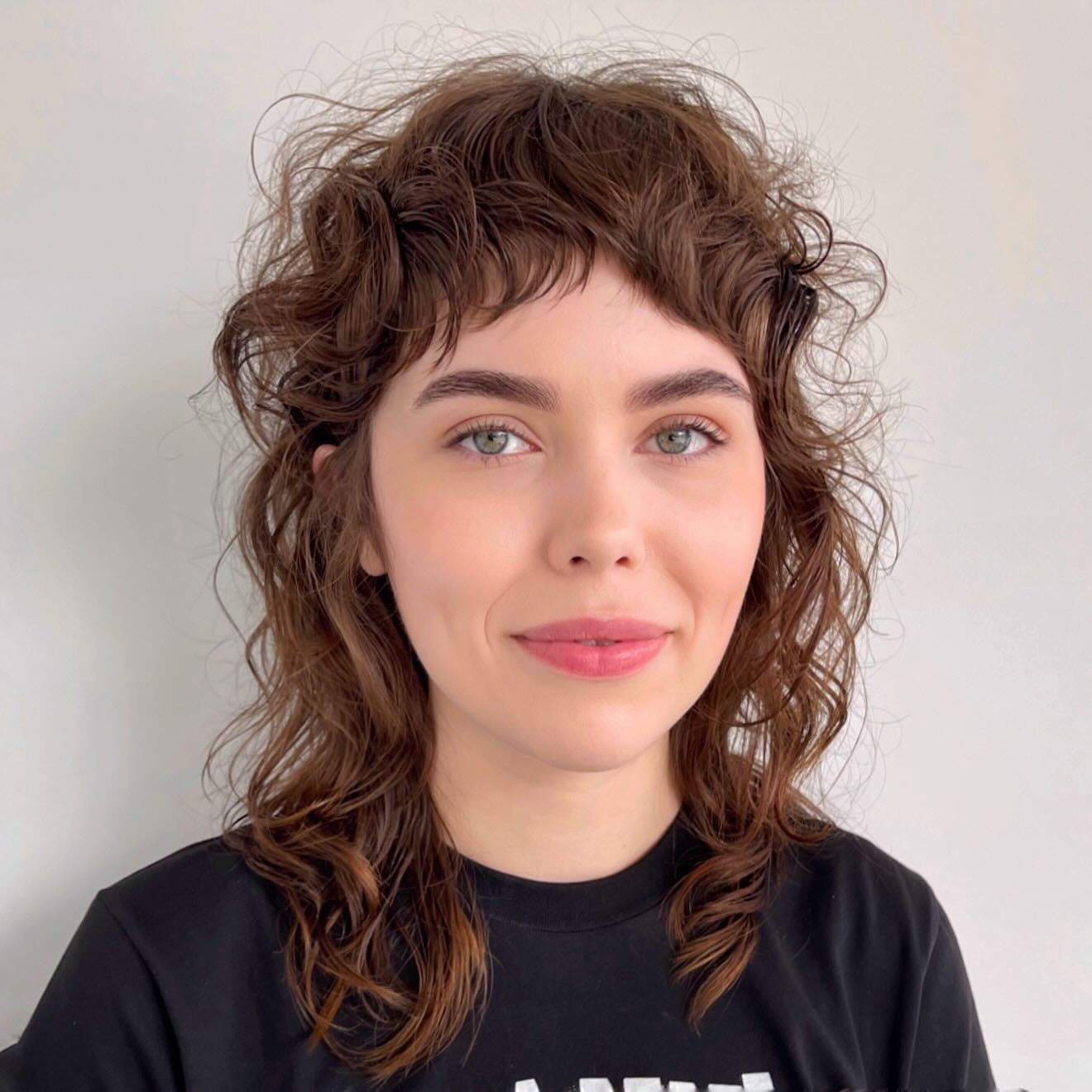 7. Curly Shag mit verkürzten Pony (mittelschichtter Shag)