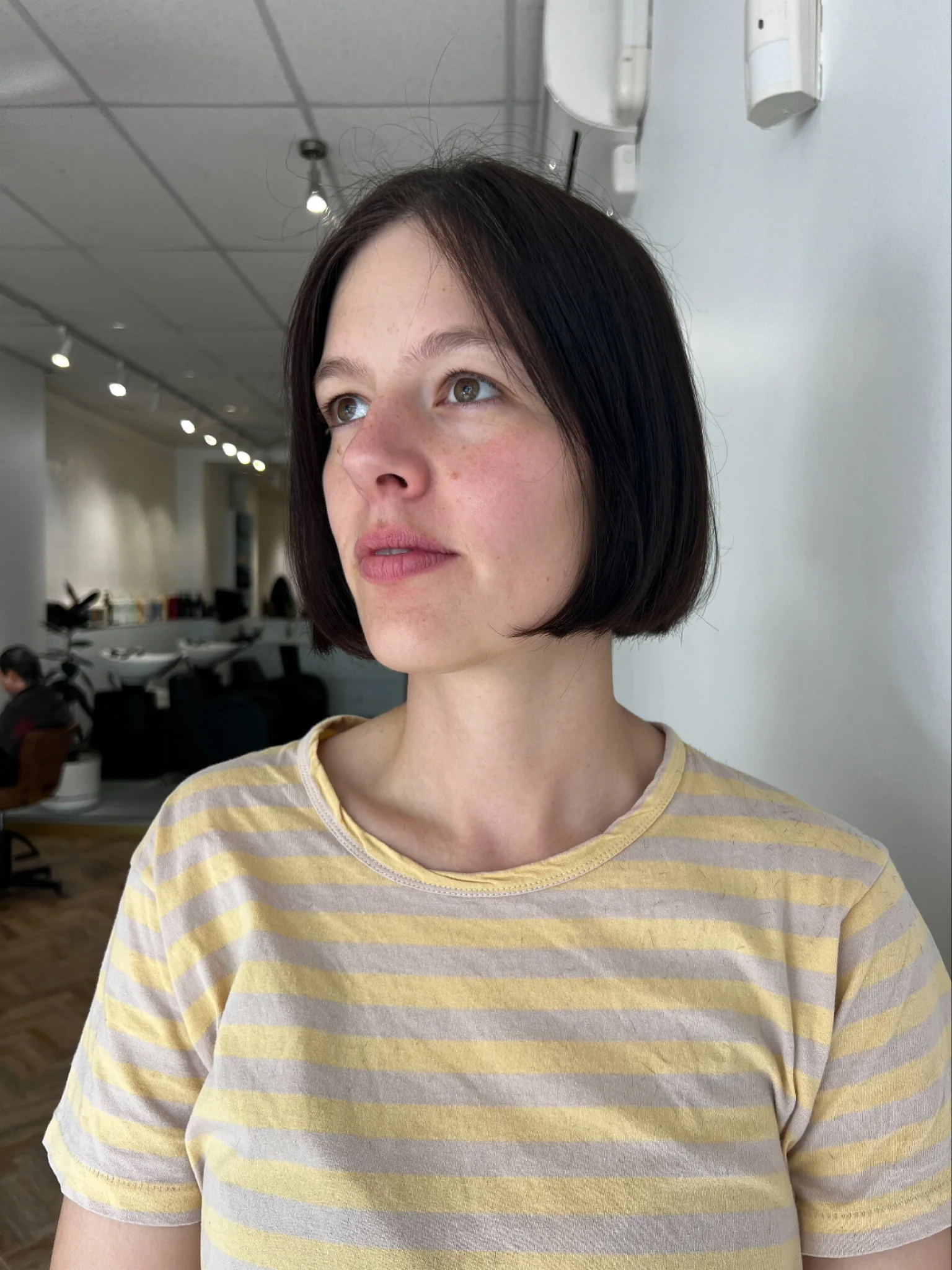 7. Dunkler Schokoladen-Bob mit klassischem Taper (Bob-Frisuren)