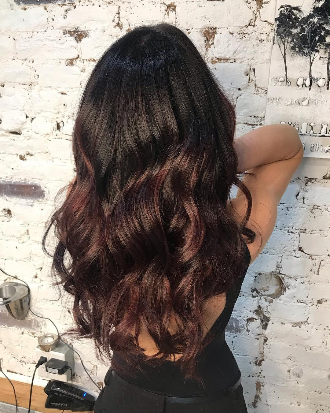 7. Dunkle Schokolade zu burgunderfarbenen Balayage -Wellen (dunkle burgundige Haarfarbe)