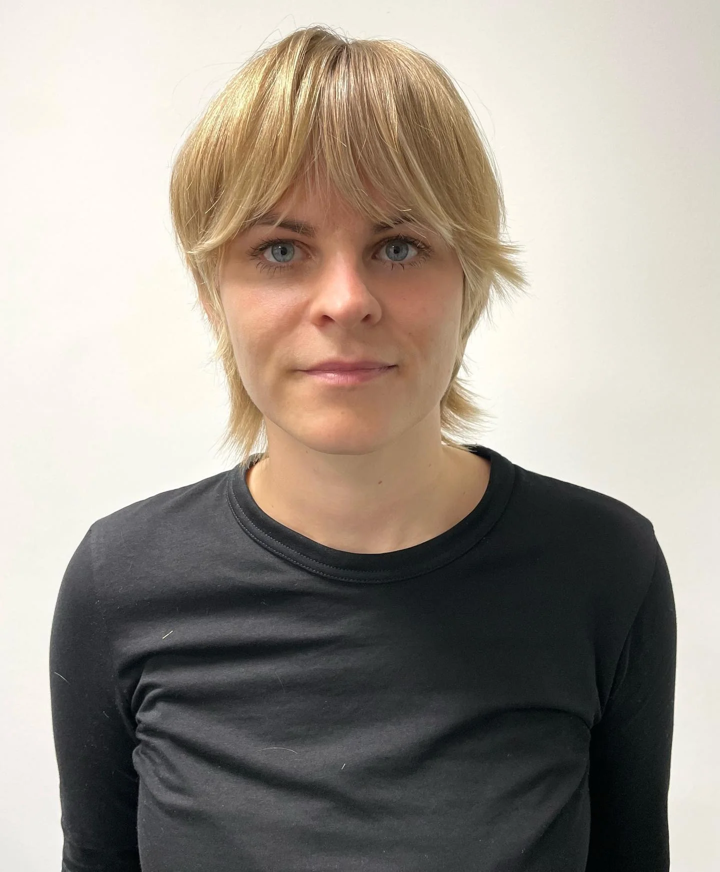 7. Dunkler Espresso-Wolf mit Mikrofransen (kurzer Wolfshaarschnitt)