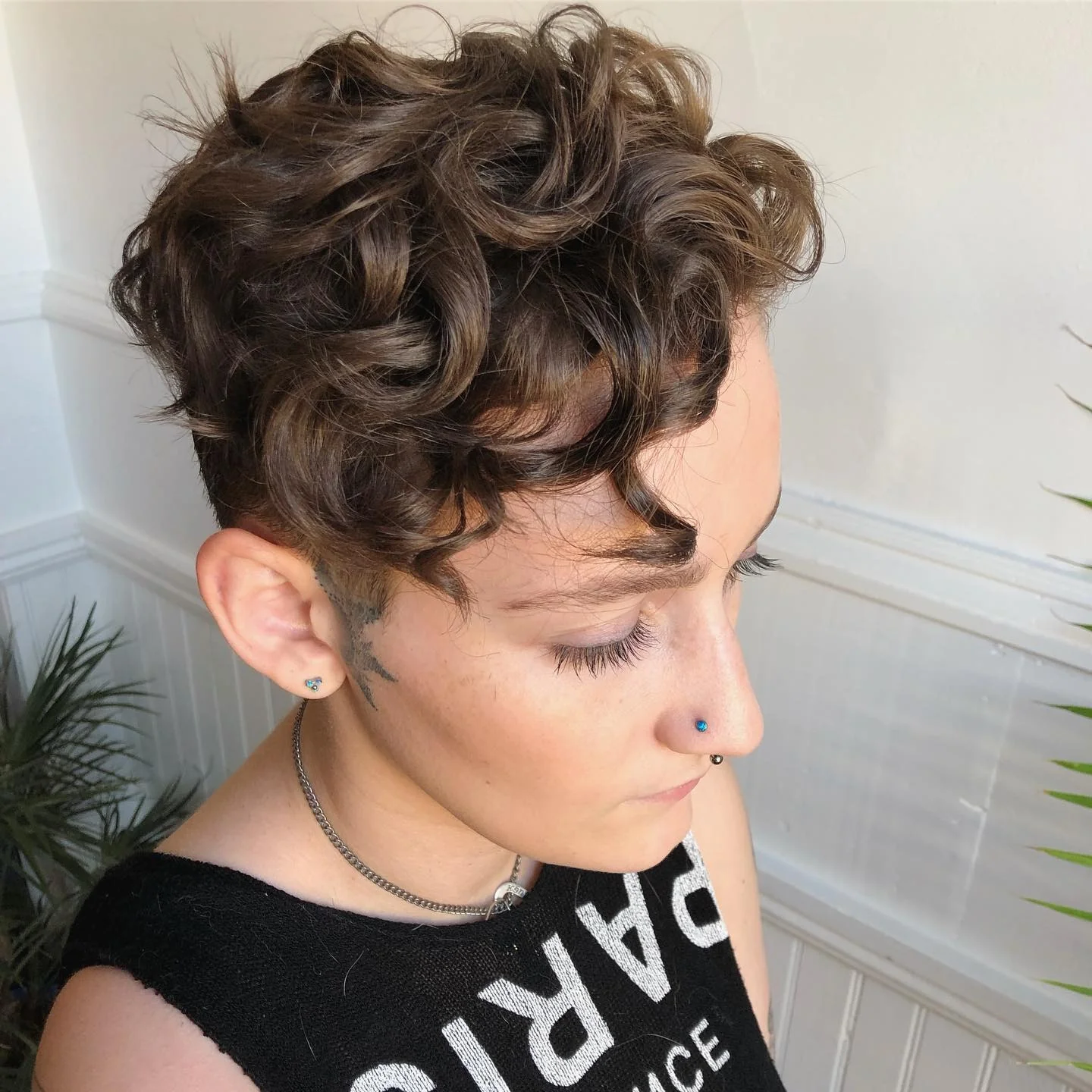 7. Dunkelbrauner, lockiger Pixie mit geformtem Oberteil (Curly Pixie Cut)