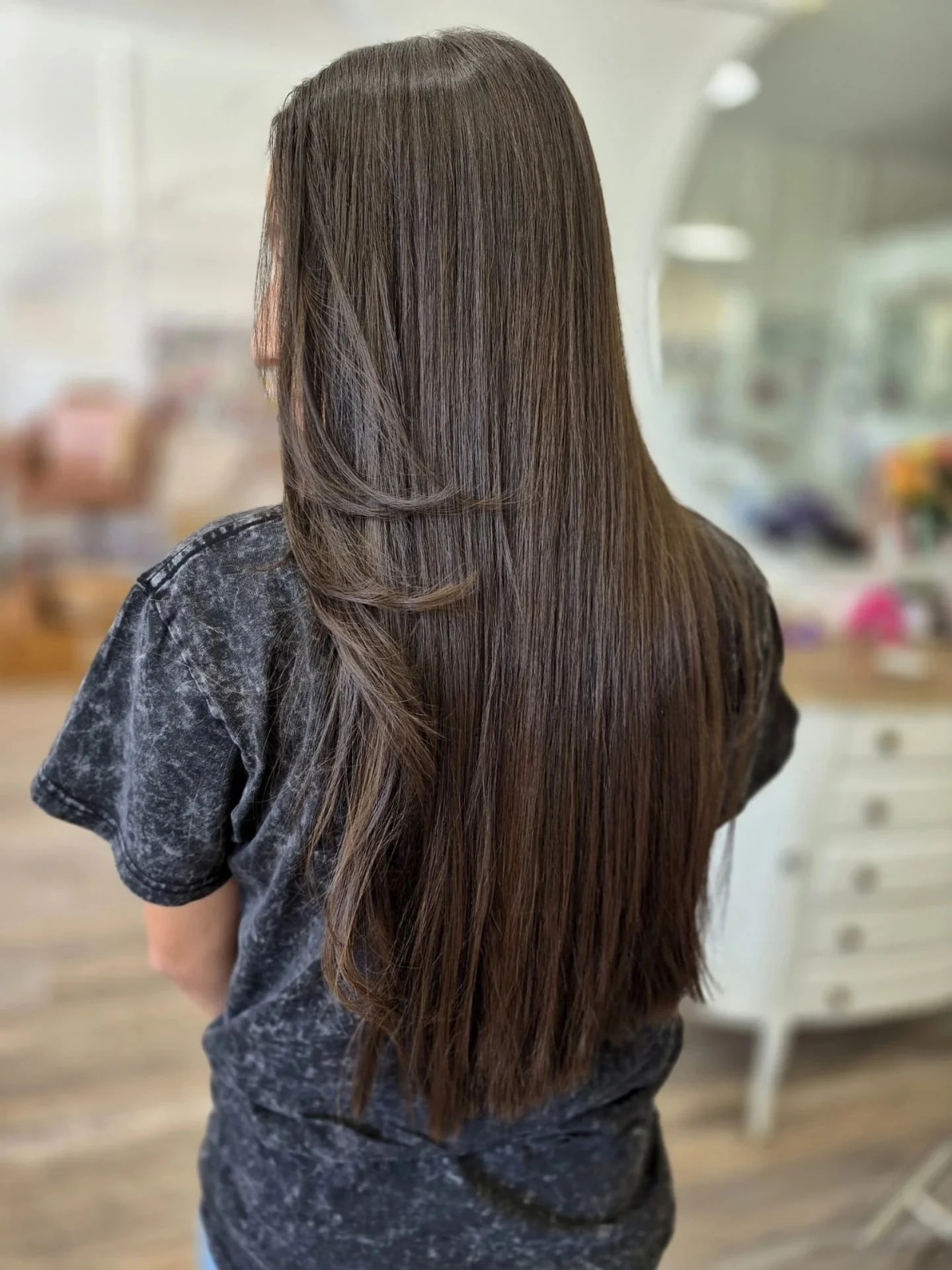 7. Tiefe, brünette, seidige, glatte Schichten (gerade Frisuren)