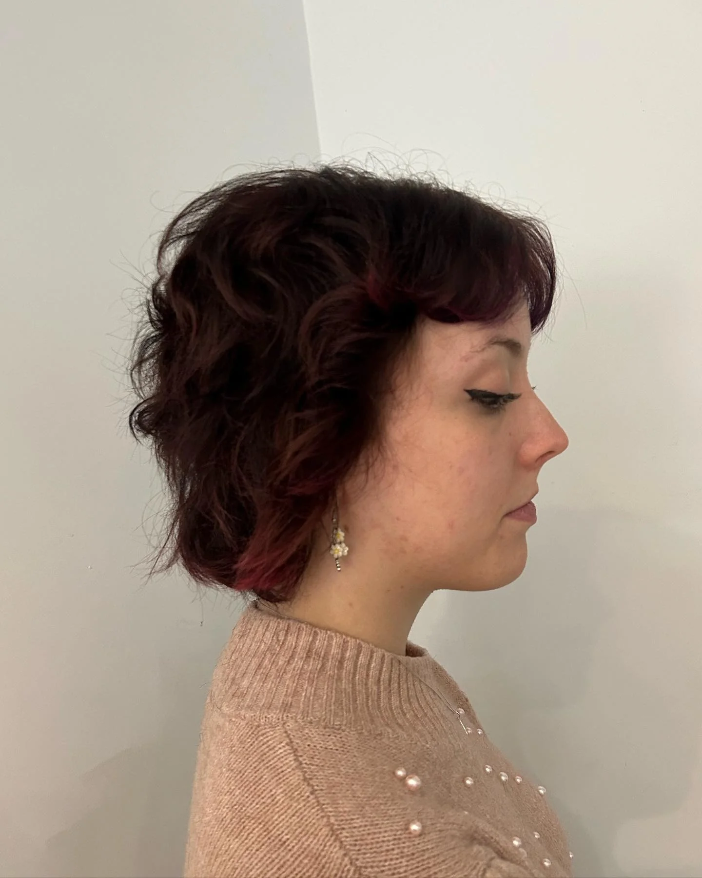 7. Deep Cherry Red Curly Choppy Crop (kurzes, abgehacktes Haar)