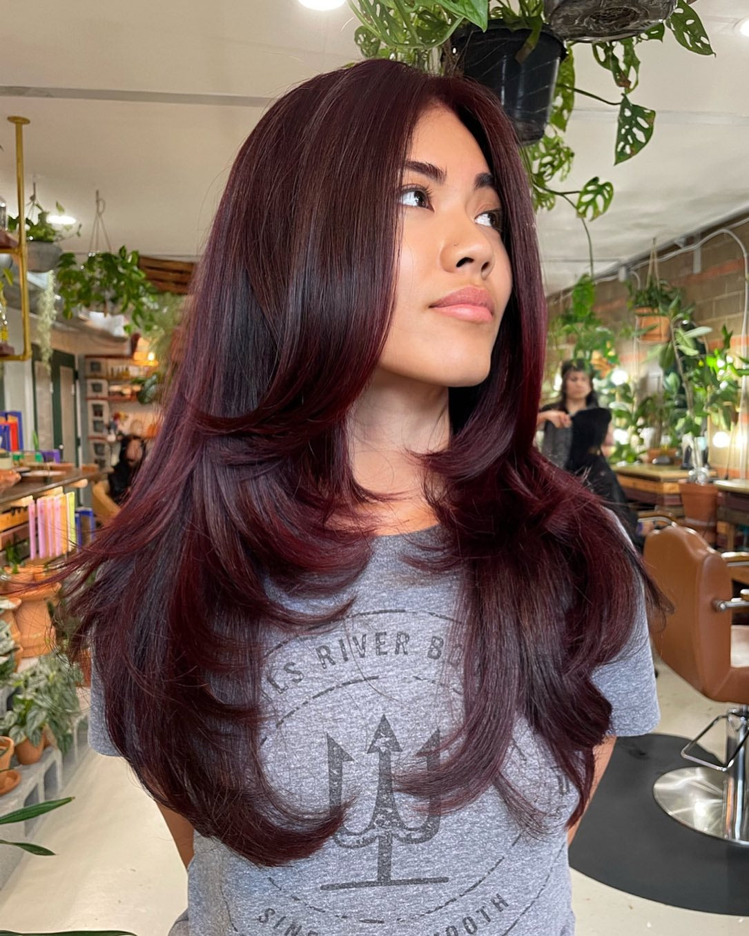 7. Tiefe Pflaumenschichten mit glänzendem Finish (geschichtete Frisuren)