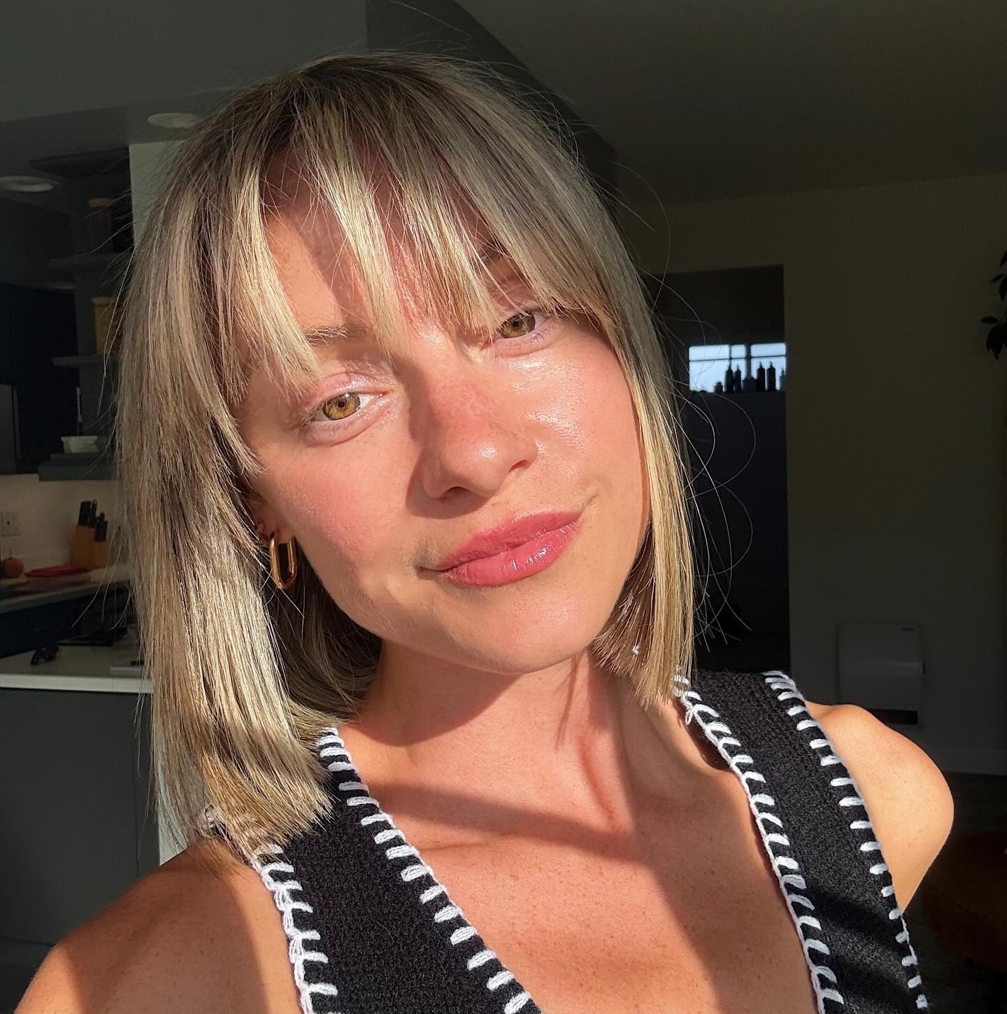 7. Dimensional Blonde Bob mit abgehacktem Rand (Bob Frisuren mit Pony)