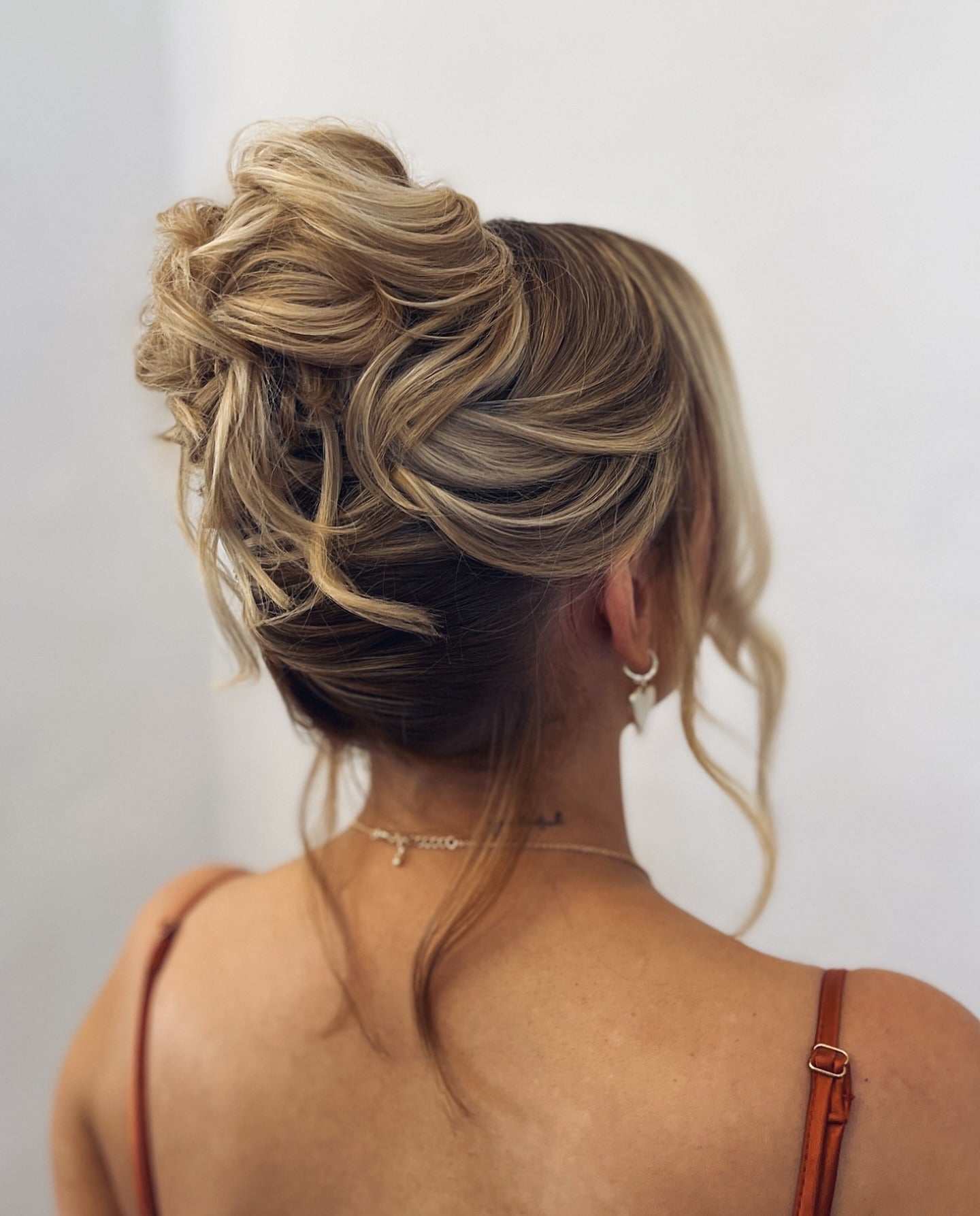 7. Dimensional Blonde Swirled Bun (Mittellanges Haar, unordentliche Hochsteckfrisuren)