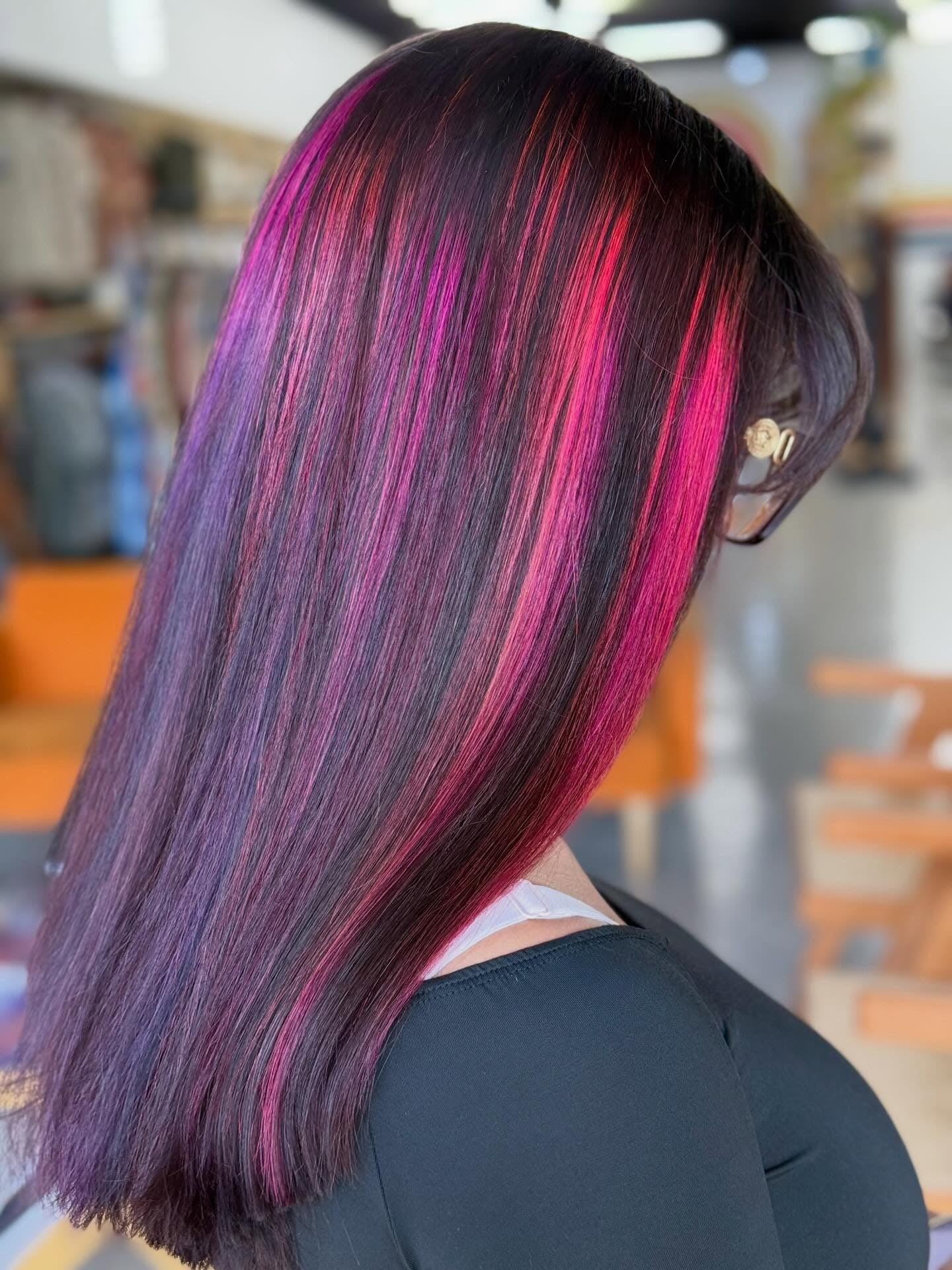 7. Fuchsia- und Lila-Highlights auf schwarzem Haar (Schwarzes Haar mit Highlights)