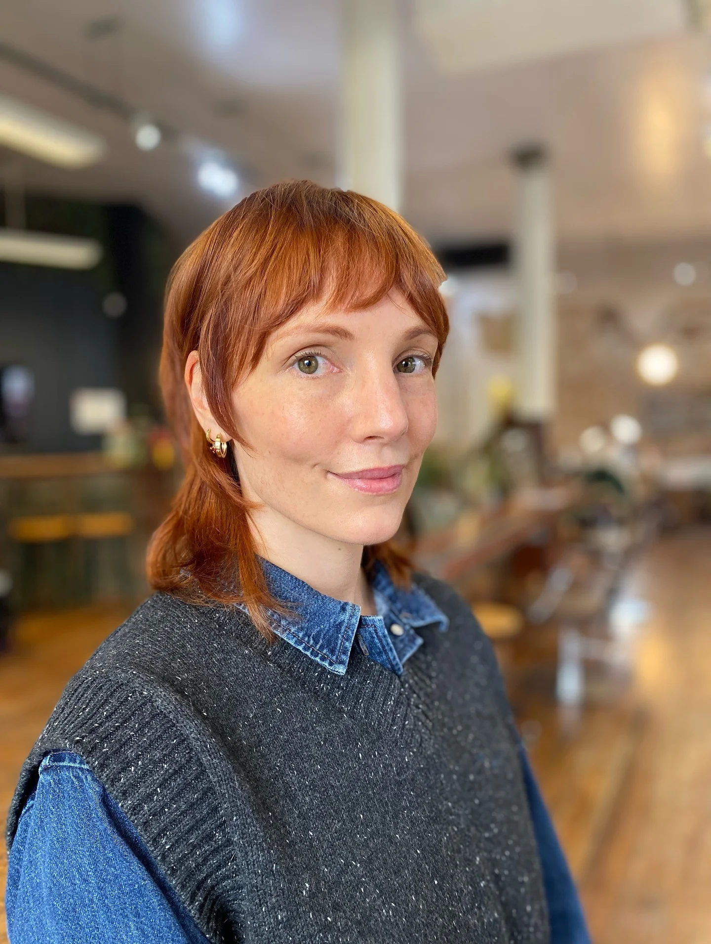 7. Ingwer-Wolfsschnitt mit kurzem, konturiertem Pony (Wolfshaarschnitte mit Pony)