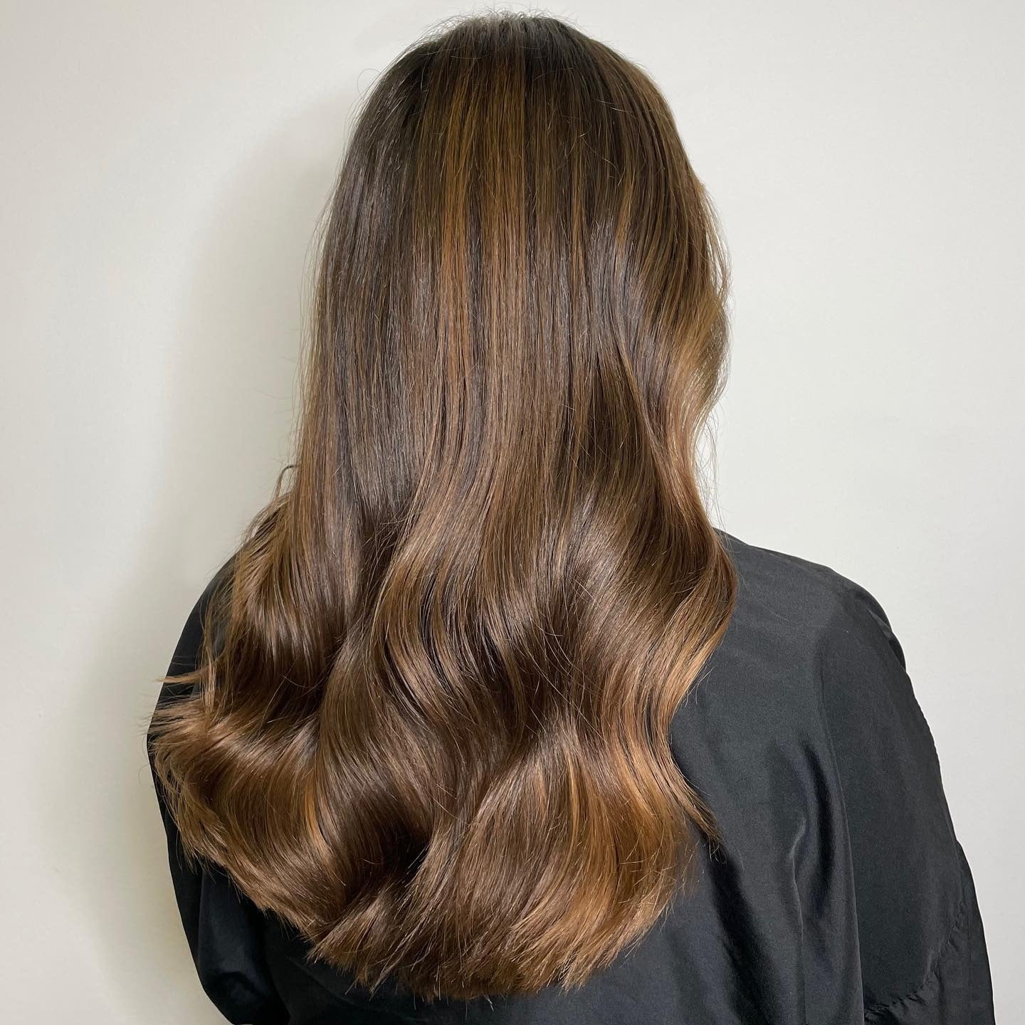 7. Glossed Mocha Flow mit Karamell-Anklängen (Karamell-Mokka-Haarfarbe)