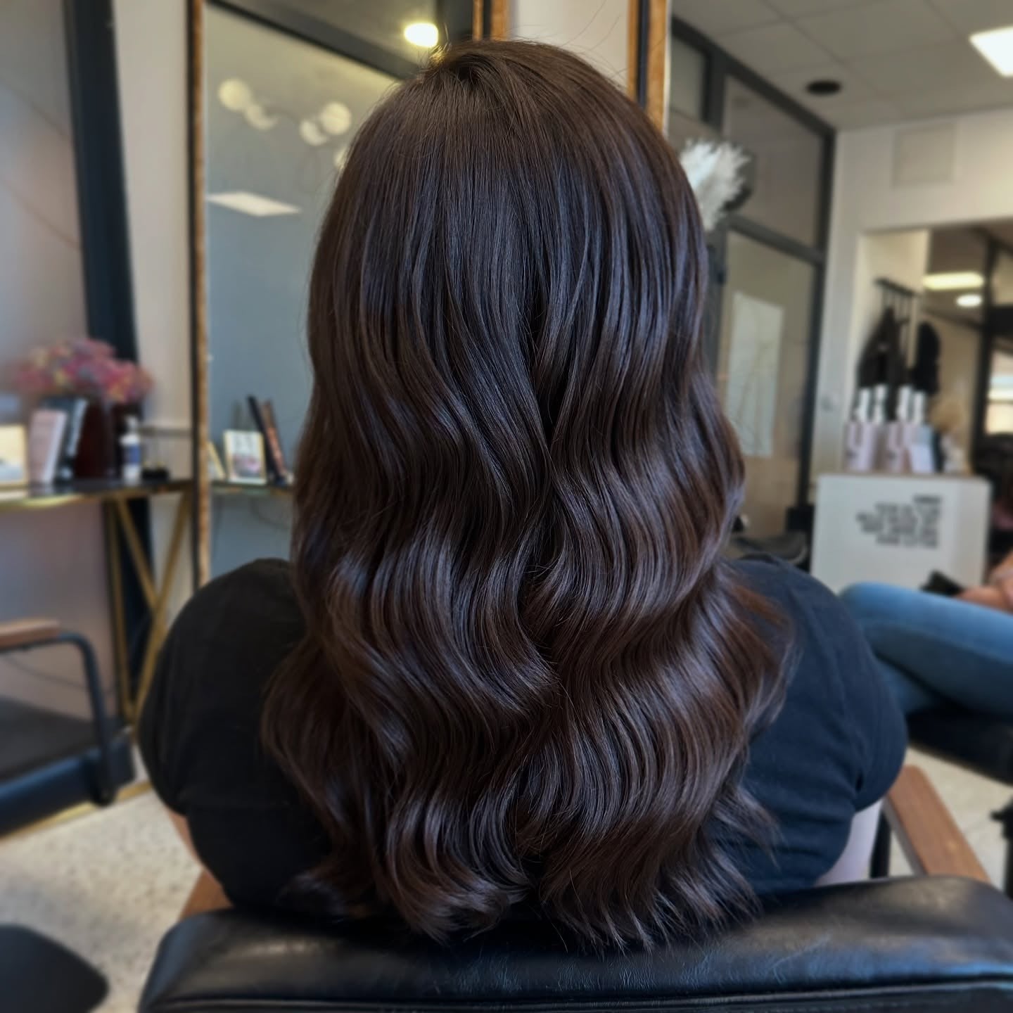 7. Hochglänzende tiefe Walnusswellen (braune Haarfarbe)