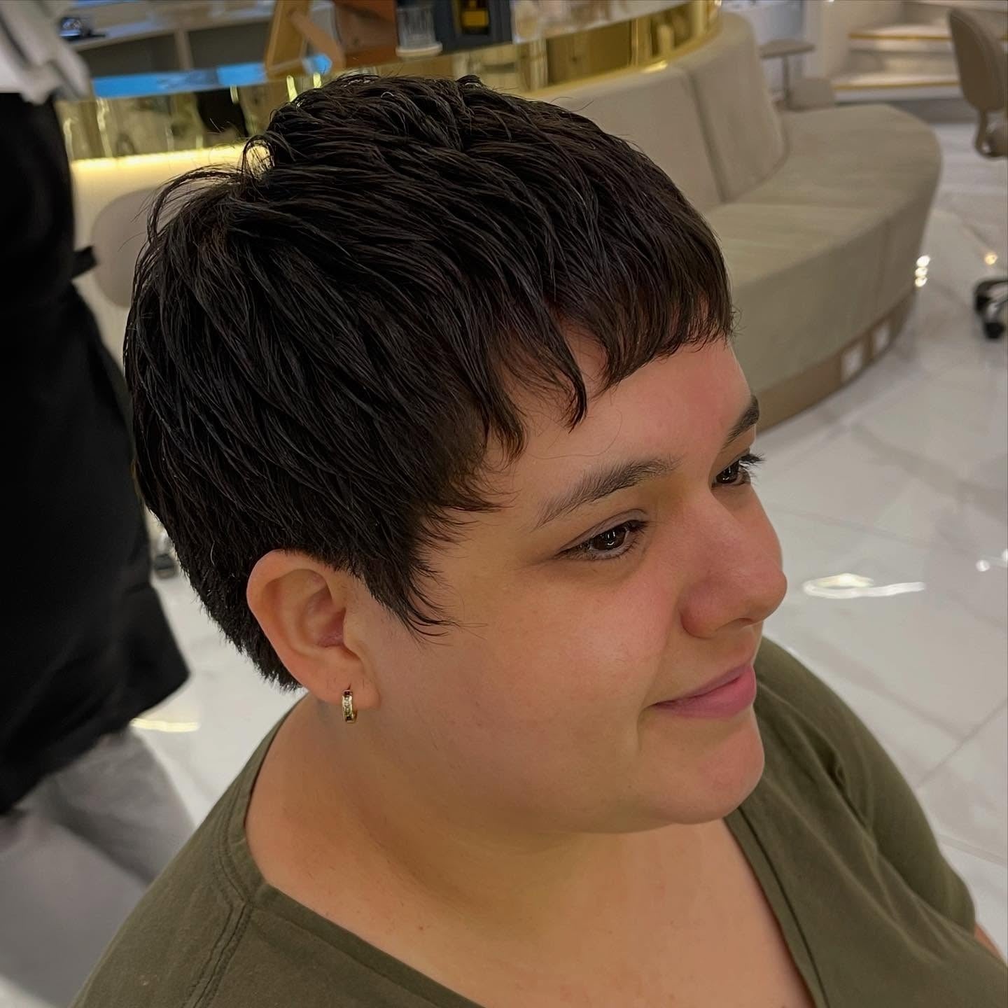 7. Glossy Espresso Crop mit Micro -Fransen (Pixie -Haarschnitte)