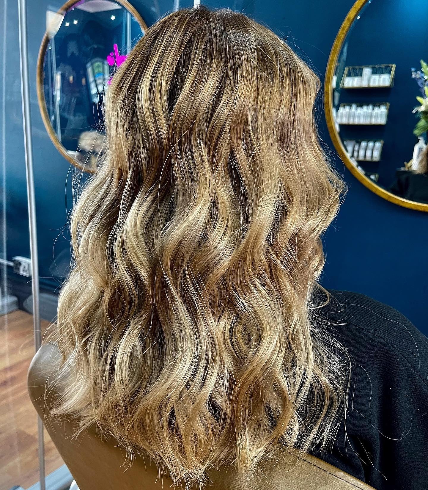 7. Golden Beige Balayage mit strukturierten Wellen (goldene blonde Haarfarbe)