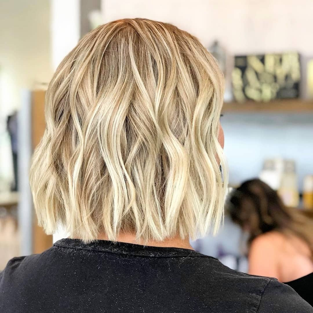 7. Golden Blonde Bob mit definierten Wellen (wellige Bob -Haare)