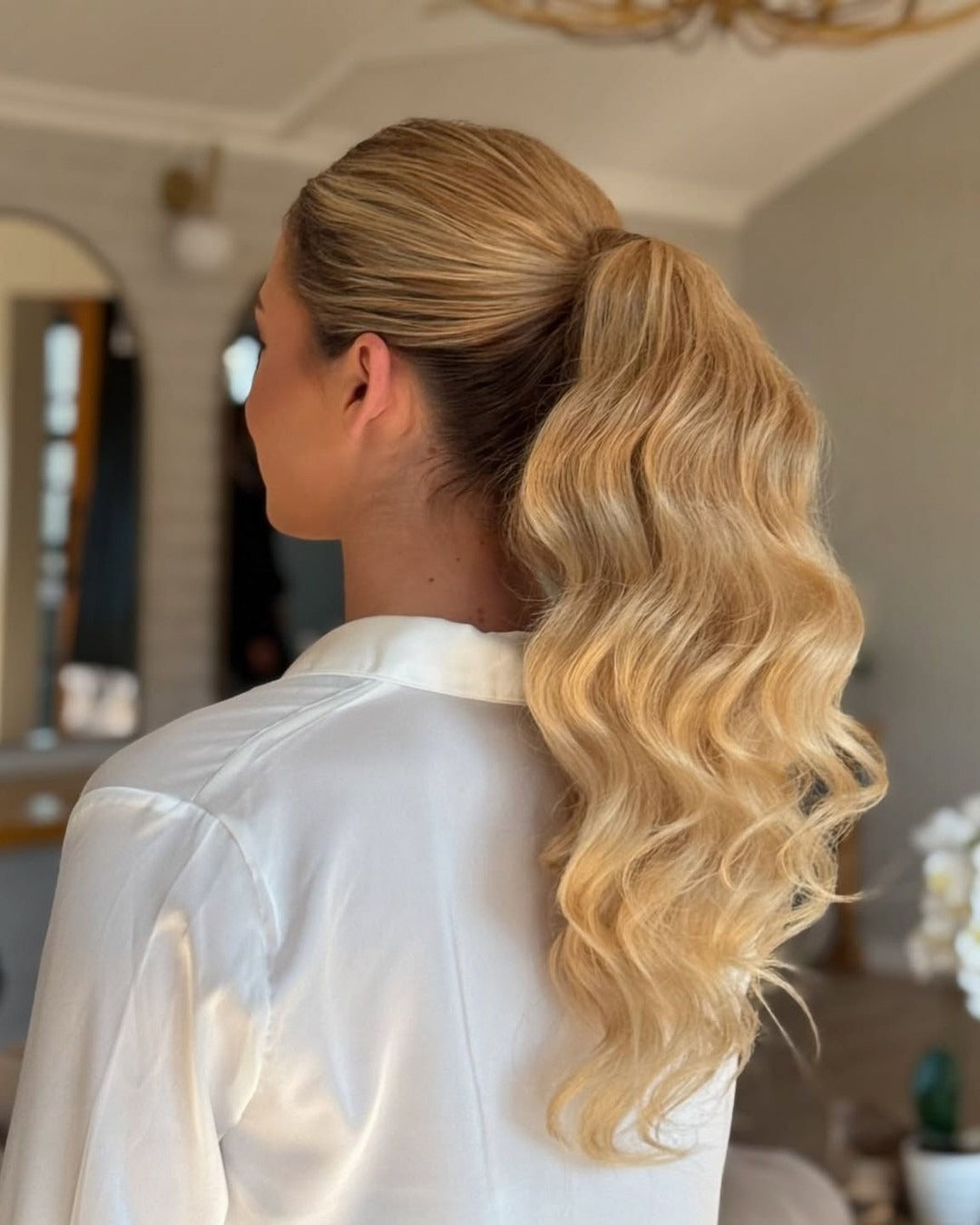 7. Golden Blonde Pferdeschwanz mit Hollywood -Wellen (elegante Frisuren)