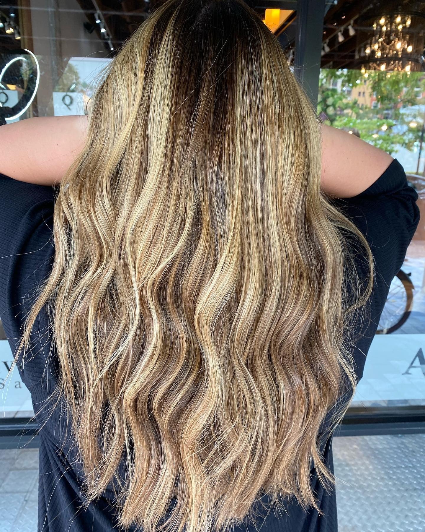 7. Golden brauner Balayage mit weichen Wellen (Balayage Haarfarben)