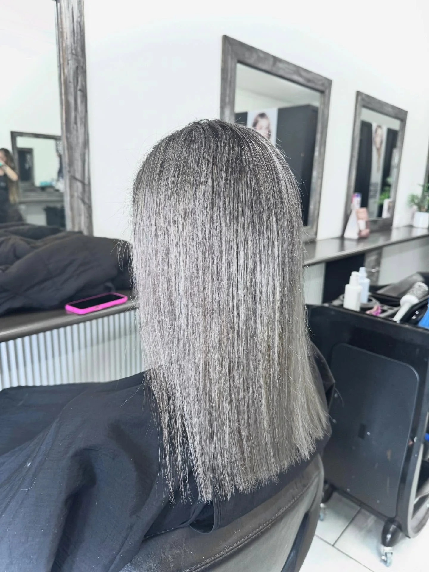 7. Graphit-zu-Silber-Ombré mit glänzenden S-Wellen (Silber-Haarfarbe)