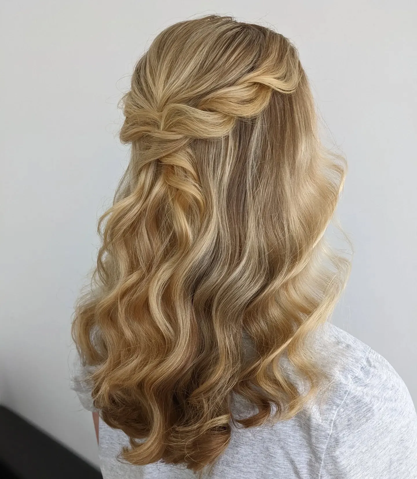 7. Half-Up Rope Twist Cascade auf honigblondem Haar (Seilgeflecht-Frisuren)