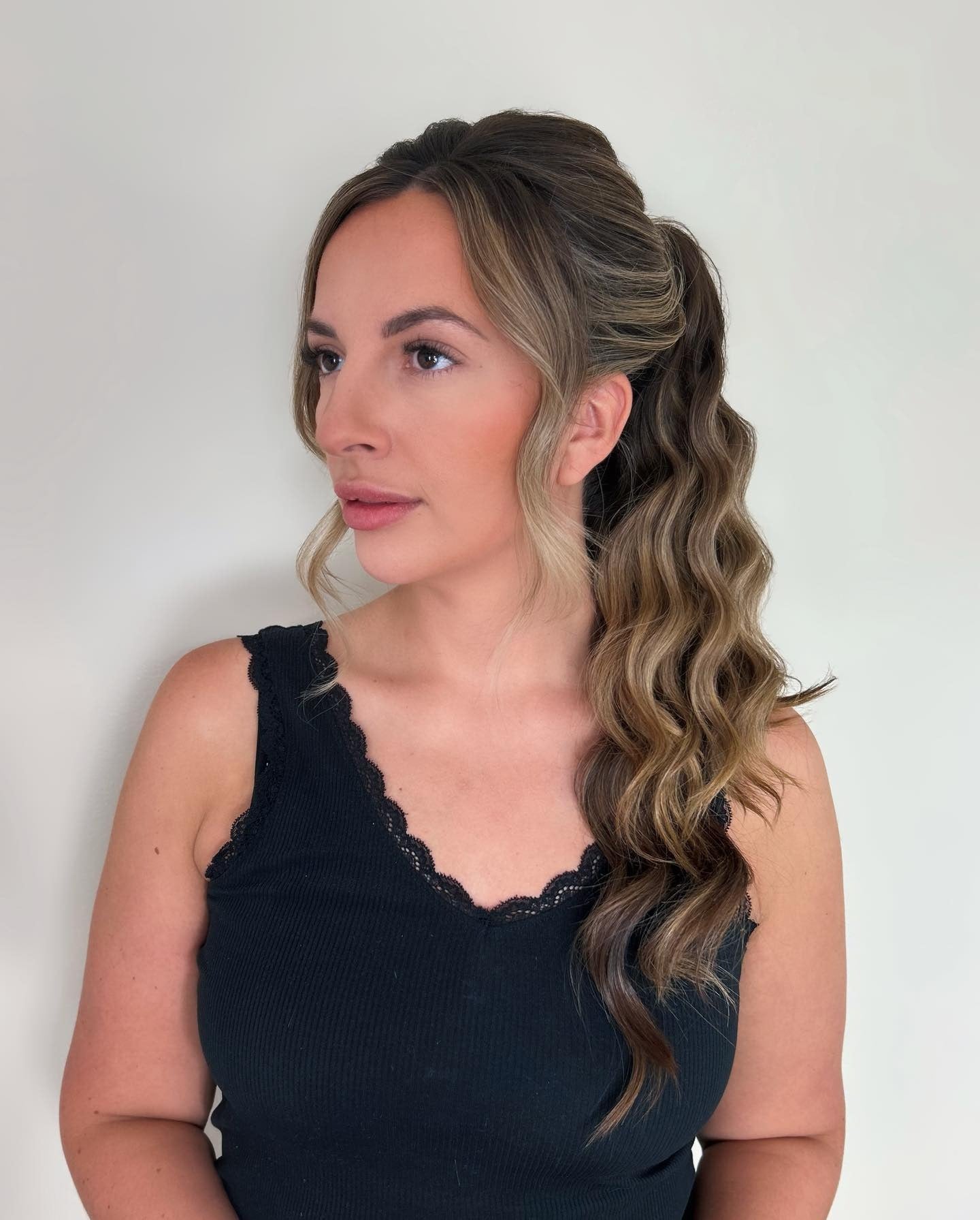 7. Halbwellen-Pferdeschwanz mit Gesichtssträngen-Asche braun mit Highlights (Pferdeschwanzfrisuren)