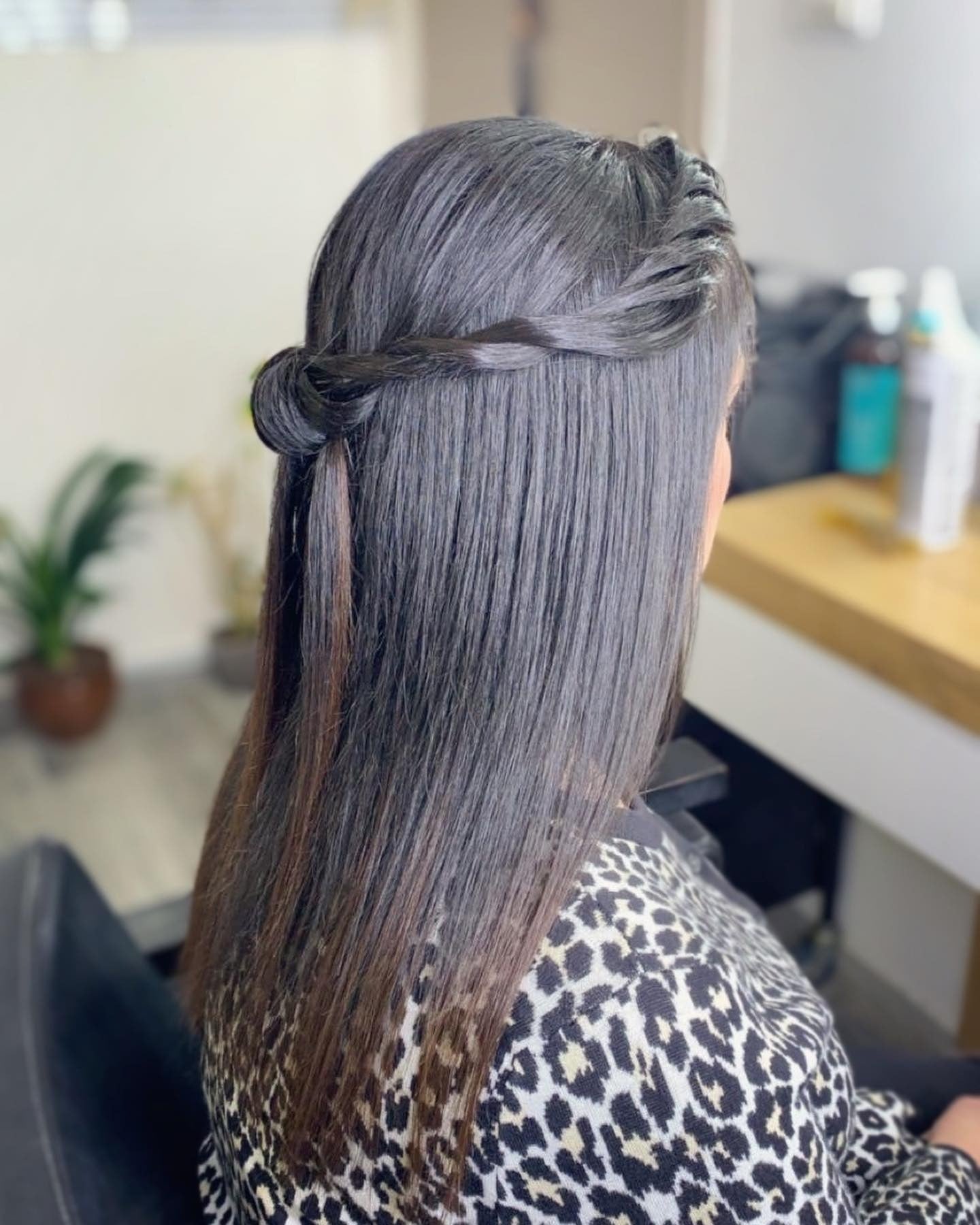 7. Halbverdrehung auf geradem Espressomarben (einfache Frisuren)