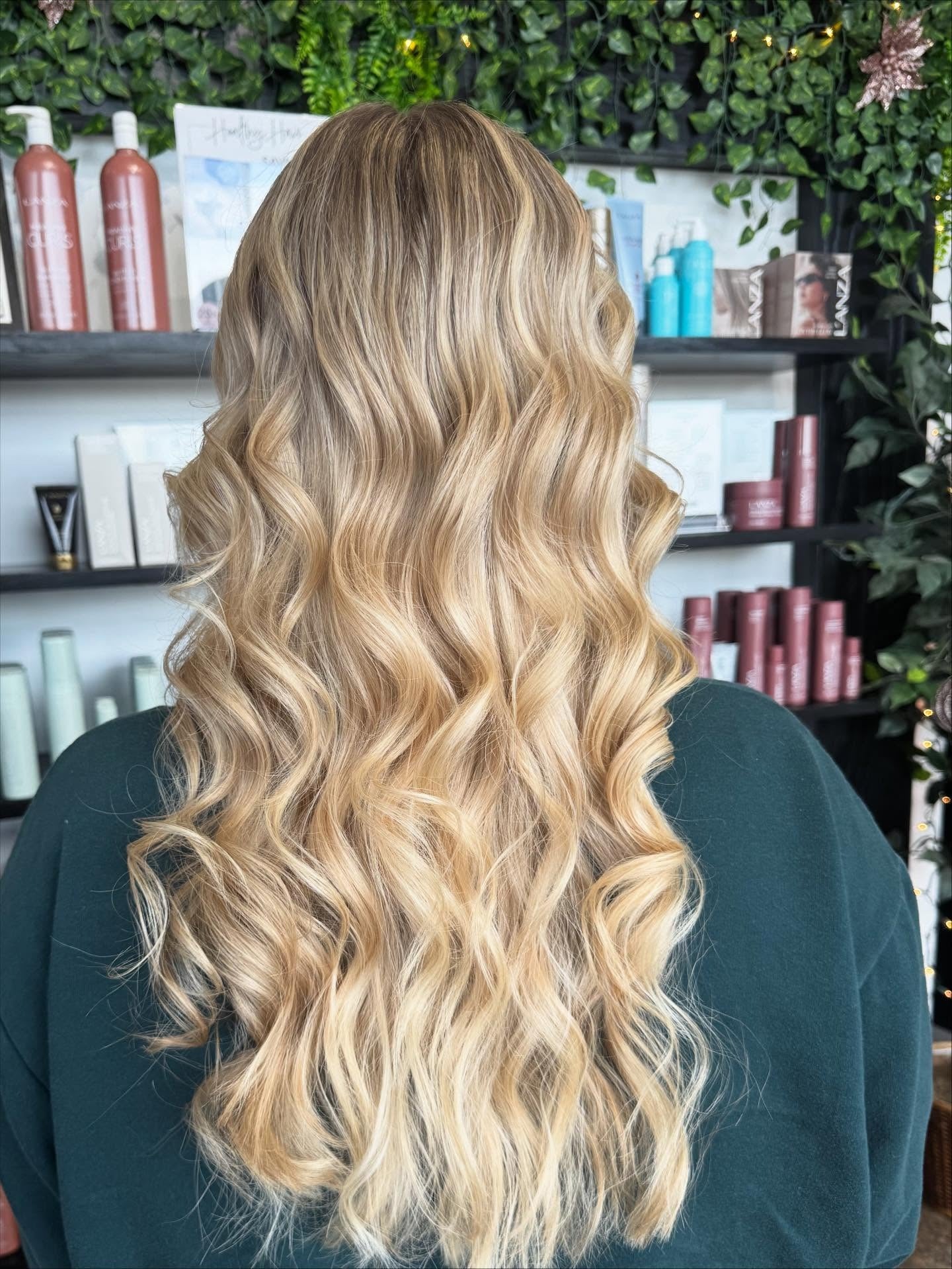 7. Honigblonde Balayage mit definierten, lockeren Locken (Honigblonde Haarfarbe)