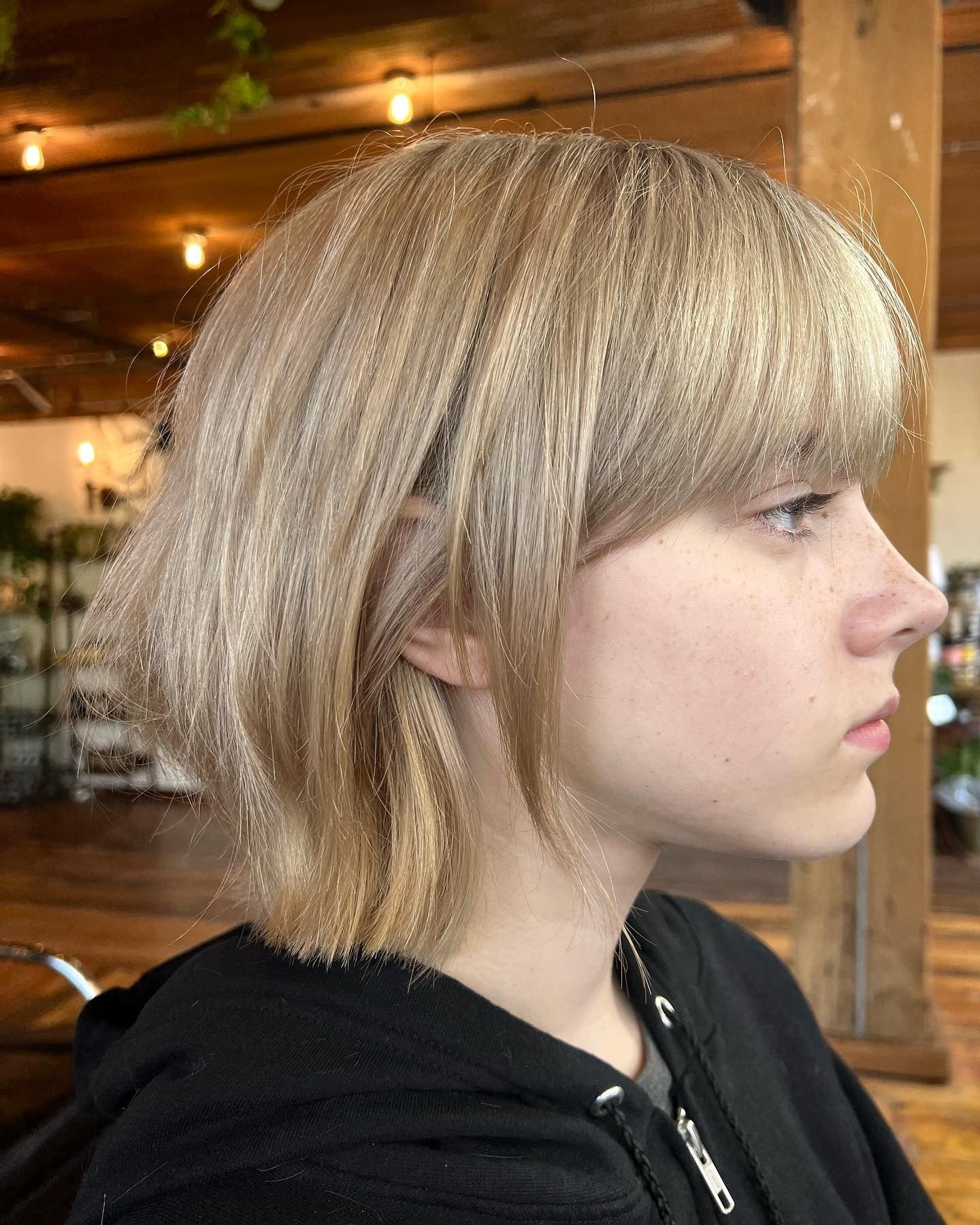 7. Honigblonder Mini-Wolf (kurzer Wolfsschnitt)