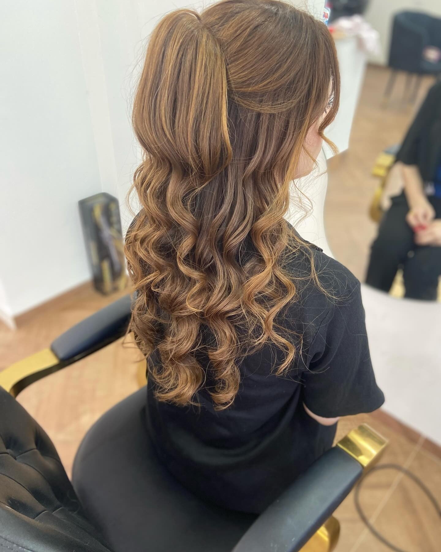 7. Honigbraun halb-up-Locken mit Volumen (wellige Frisuren)