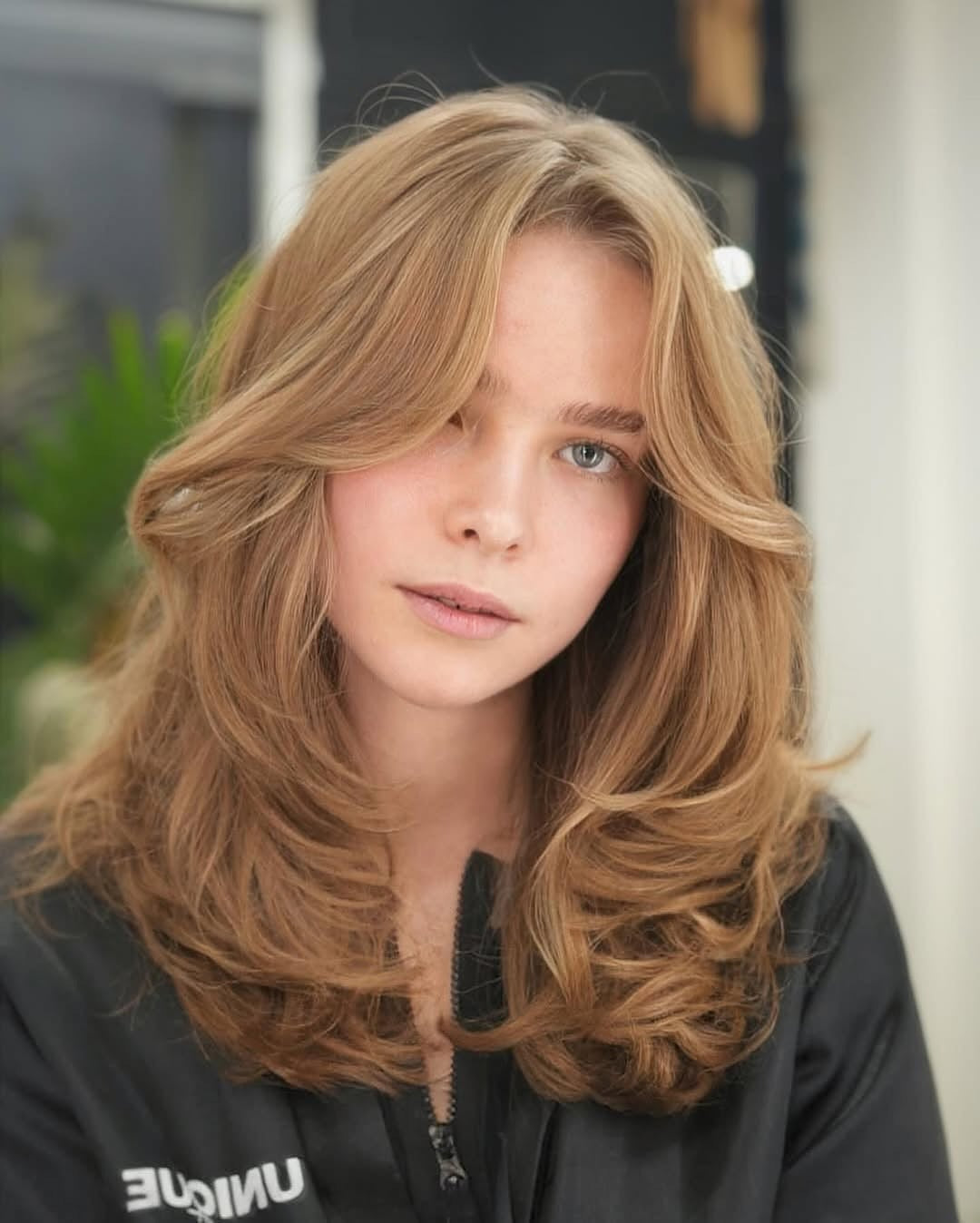 7. Honigschichtiger Midi-Schnitt (Midi-Schnitt-Frisuren)