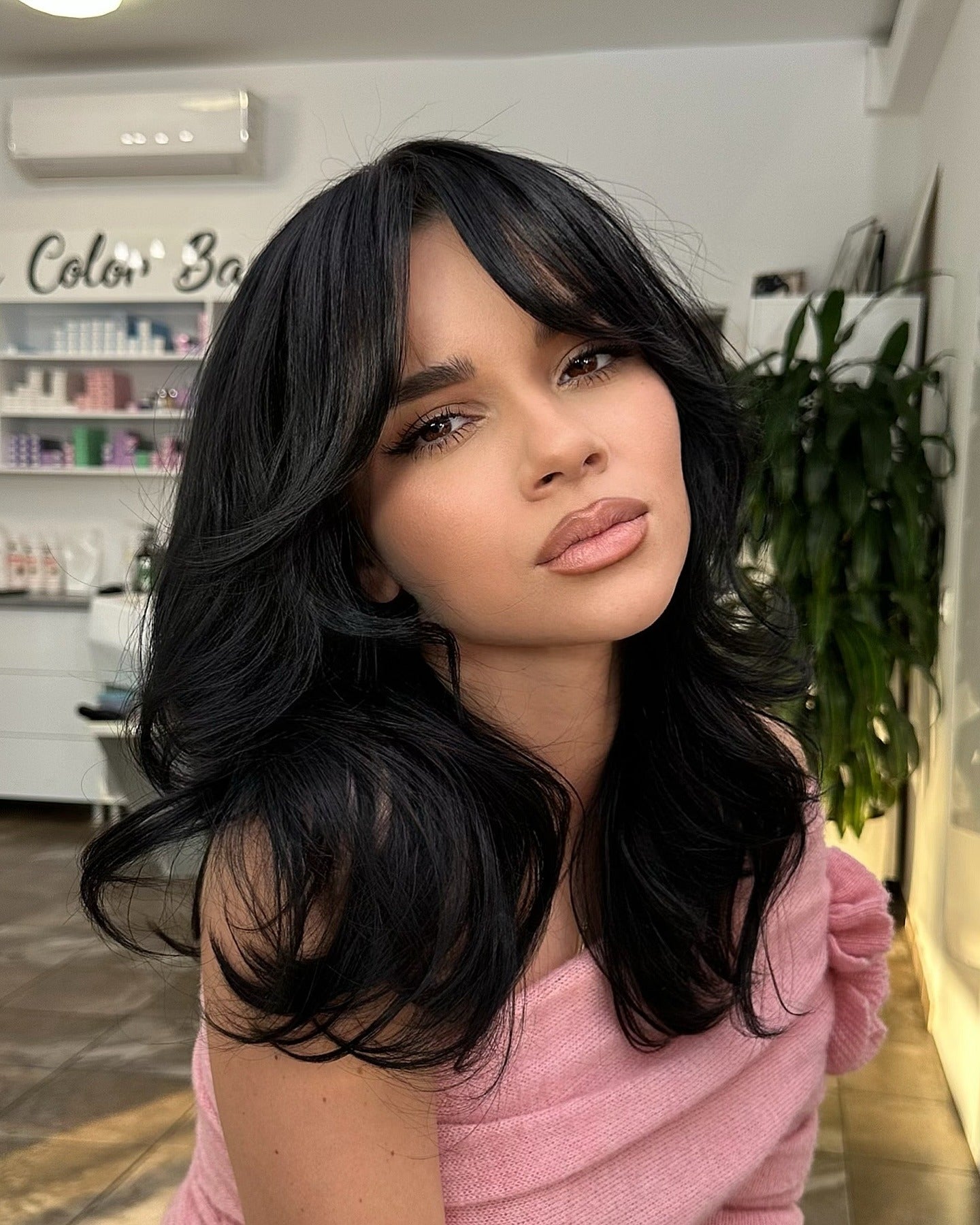 7. Inky schwarze gefiederte Vorhangschichten (mittelgroße Schichthaarschnitte)