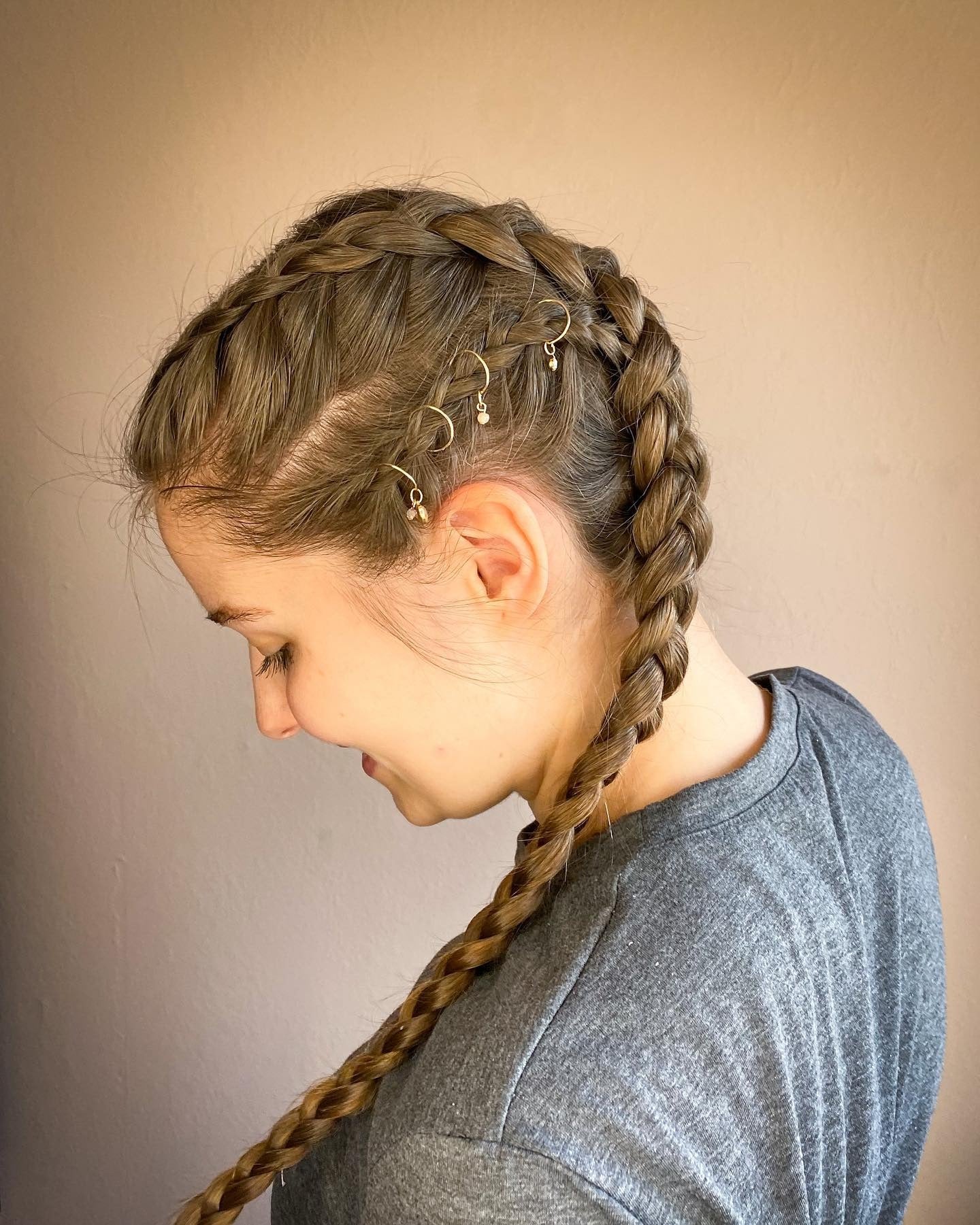 7. Tiefschwarze Double Dutch Braids mit Glanzfinish (Double Dutch Braids)