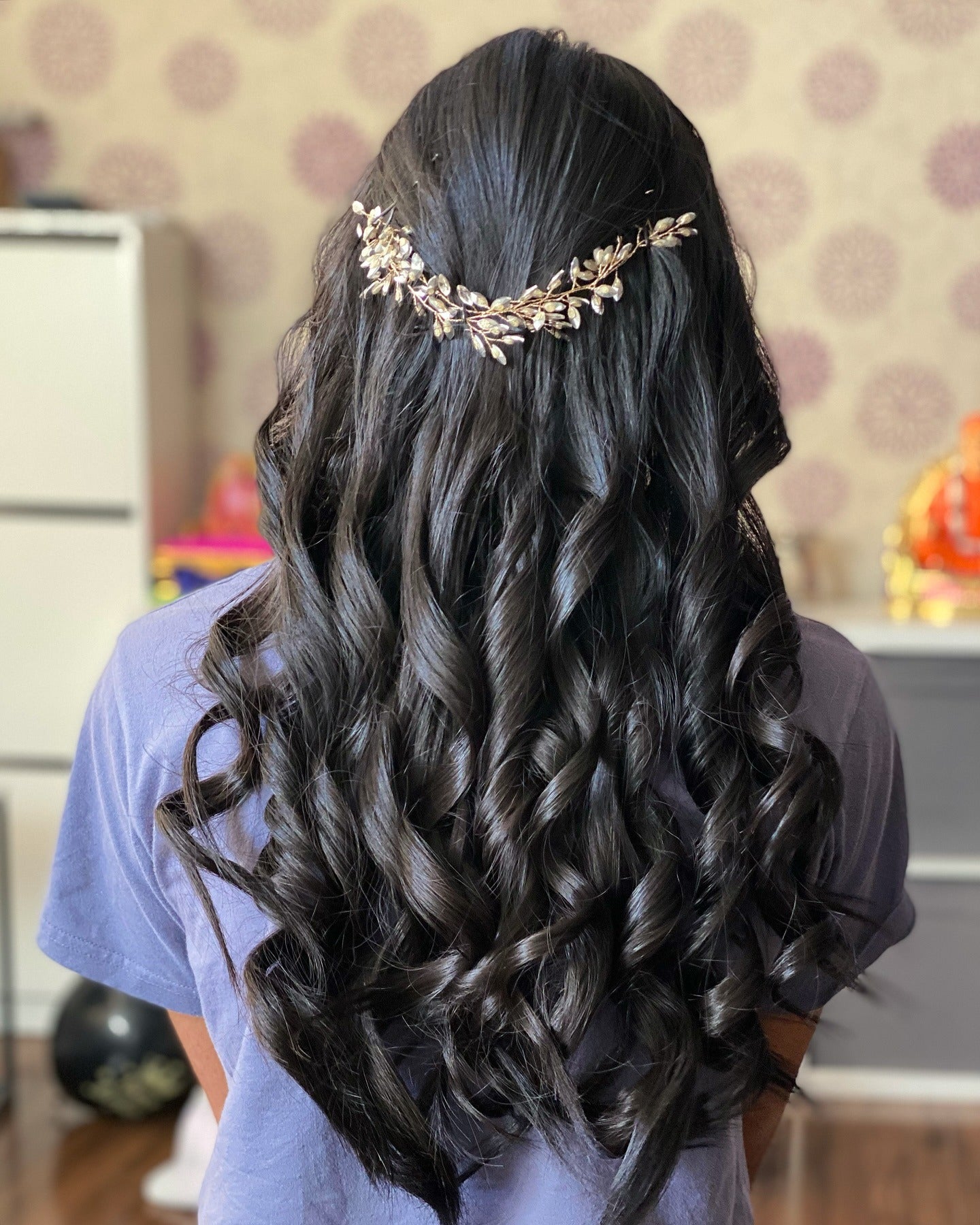 7. Jet Black Glam Curls mit Blattgold Accessoire (Geburtstagsfrisuren)