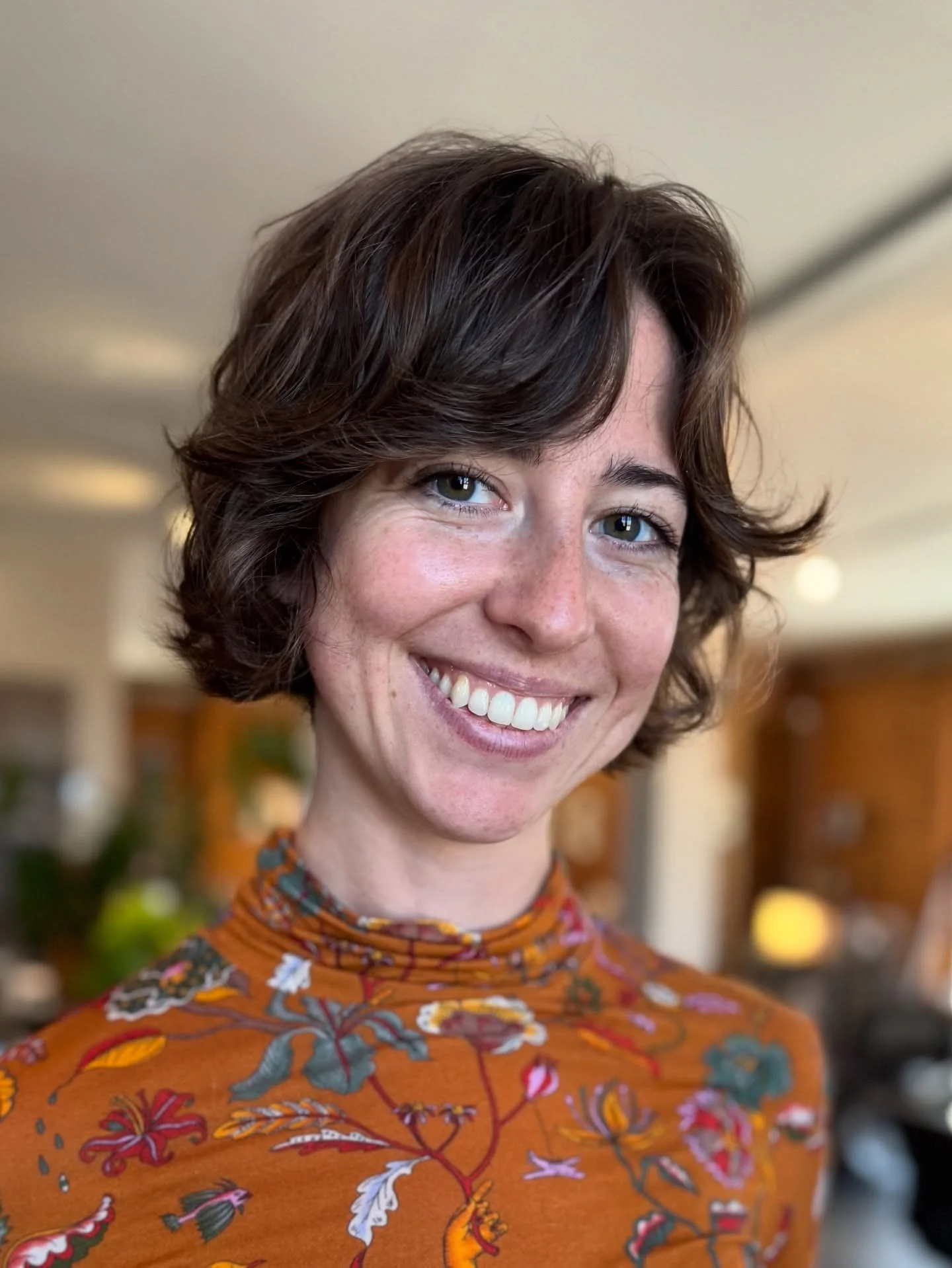 7. Stufenförmiger französischer Bob mit Vorhangfransen in Mittelbraun (französisches Bob-Haar)