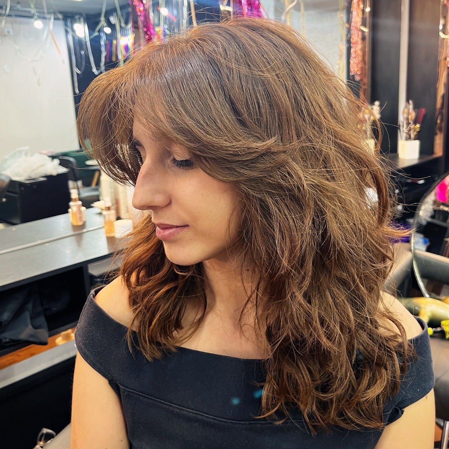 7. Leichte kastanienschichtige Shag mit Seitengeschwung (zotteliger Haarschnitt)